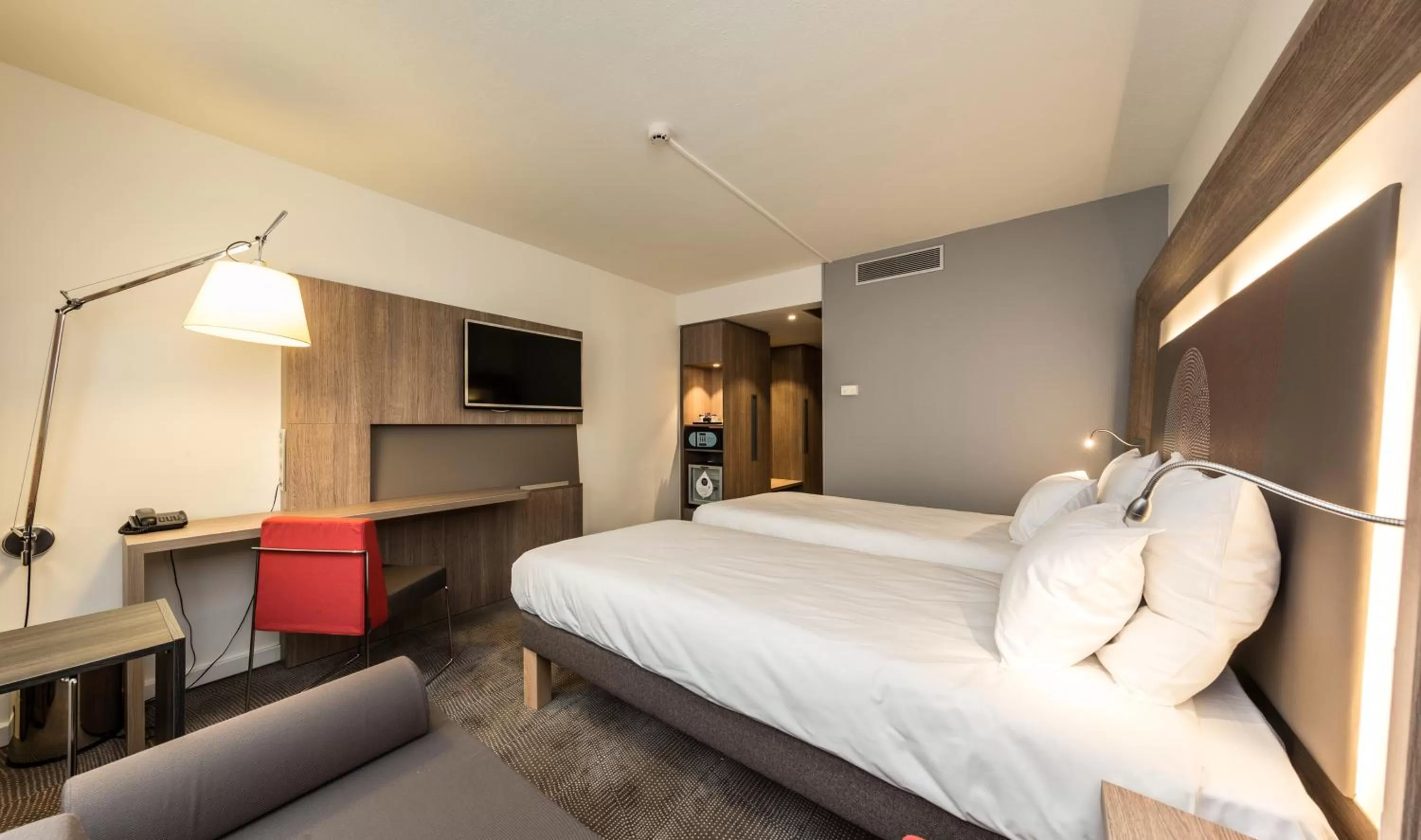 Photo of the whole room, Bed in Novotel Clermont-Ferrand