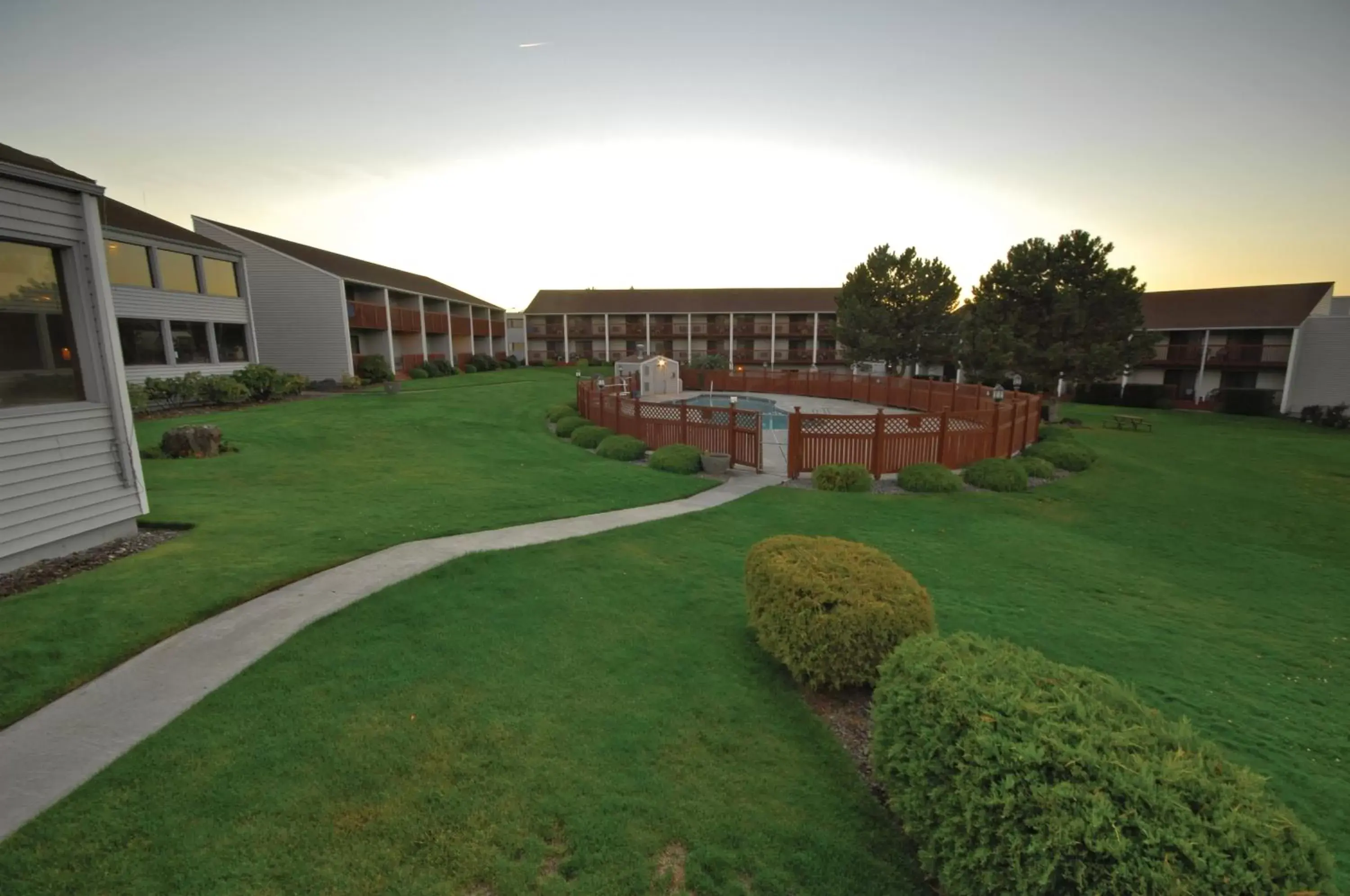 Garden, Property Building in Shilo Inns Suites The Dalles Garden, Property Building in Shilo Inns Suites The Dalles