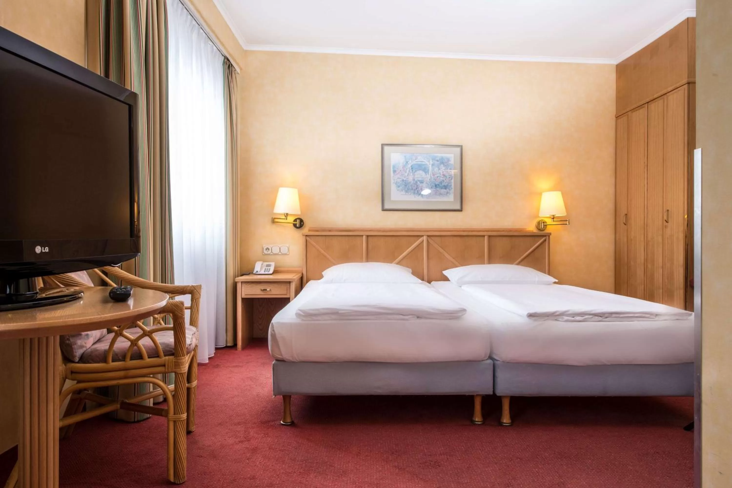 Photo of the whole room in TRYP by Wyndham Köln City Centre