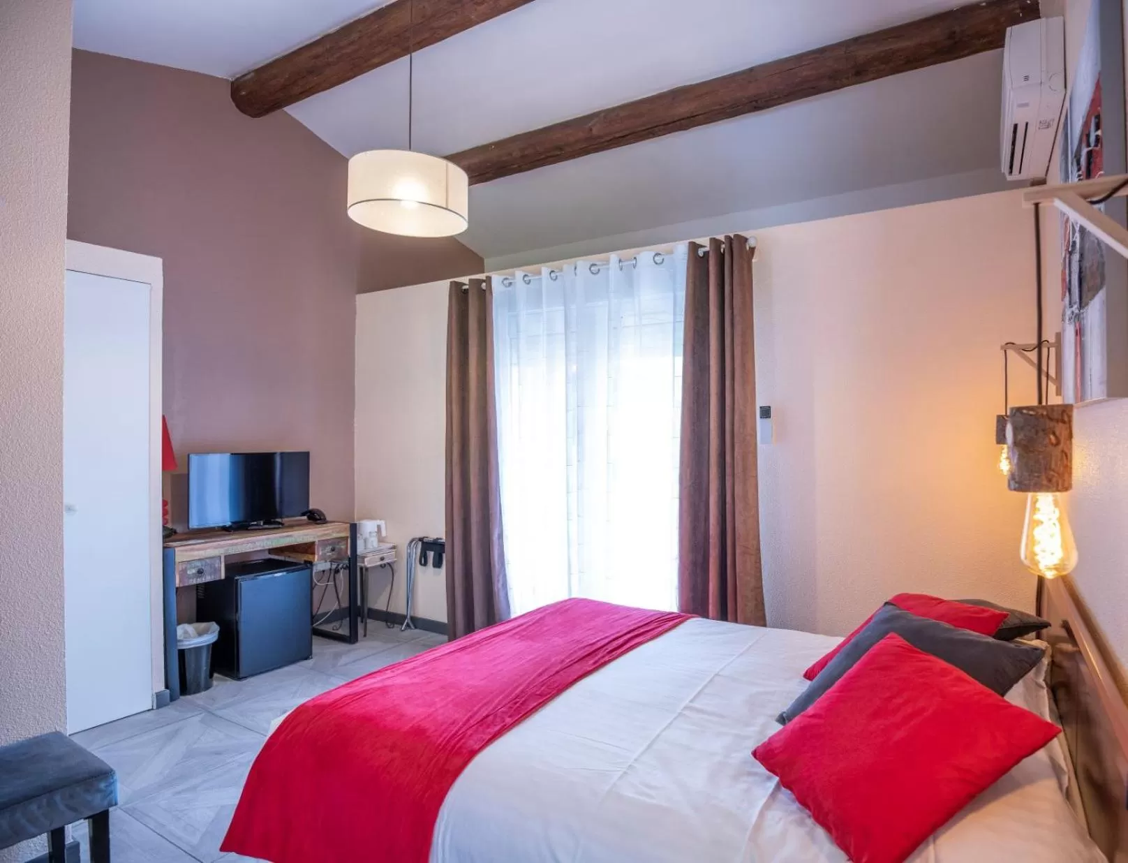 Bedroom, Bed in Les Bastides Saint Paul