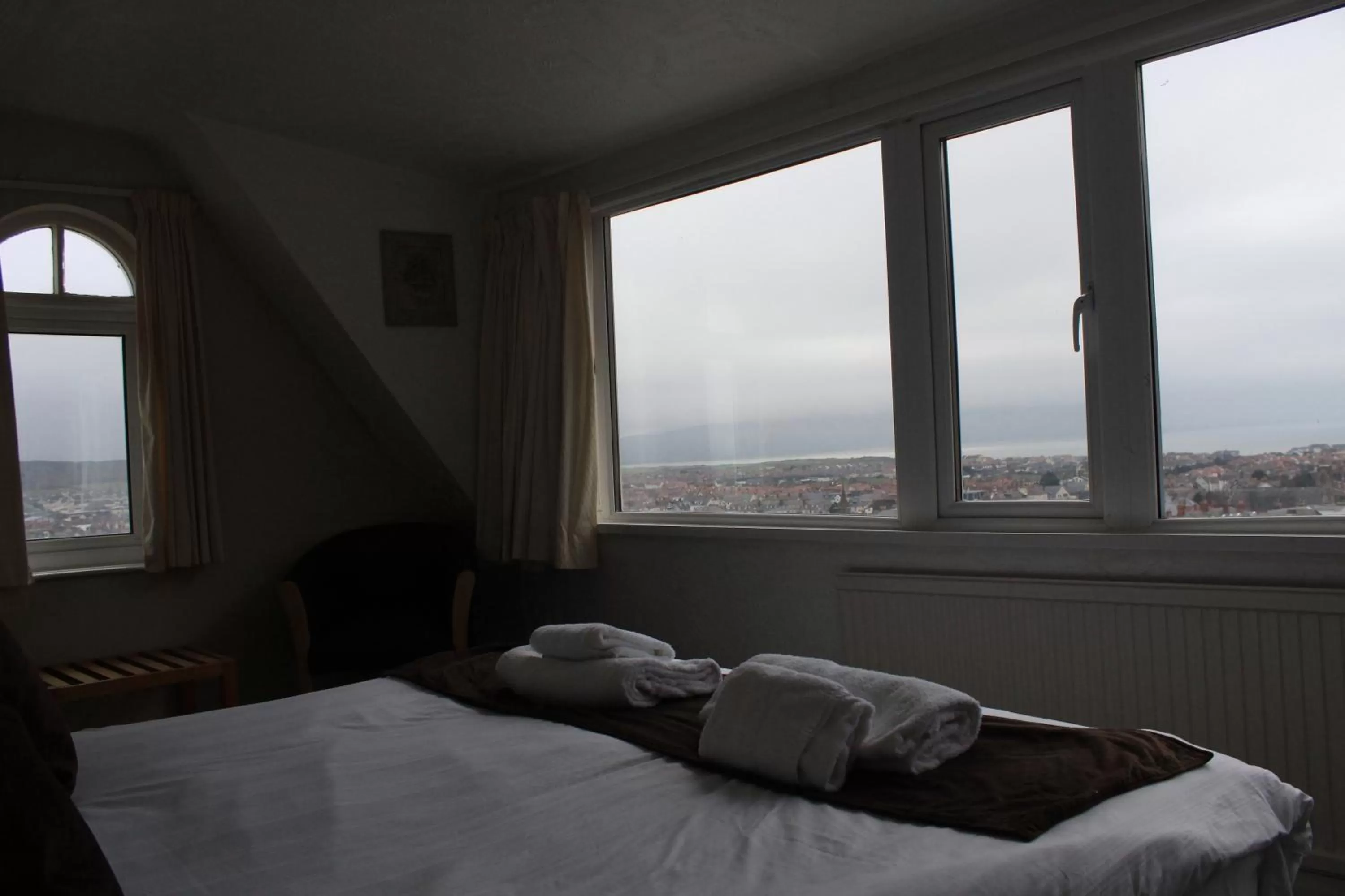 View (from property/room), Bed in Headlands Hotel