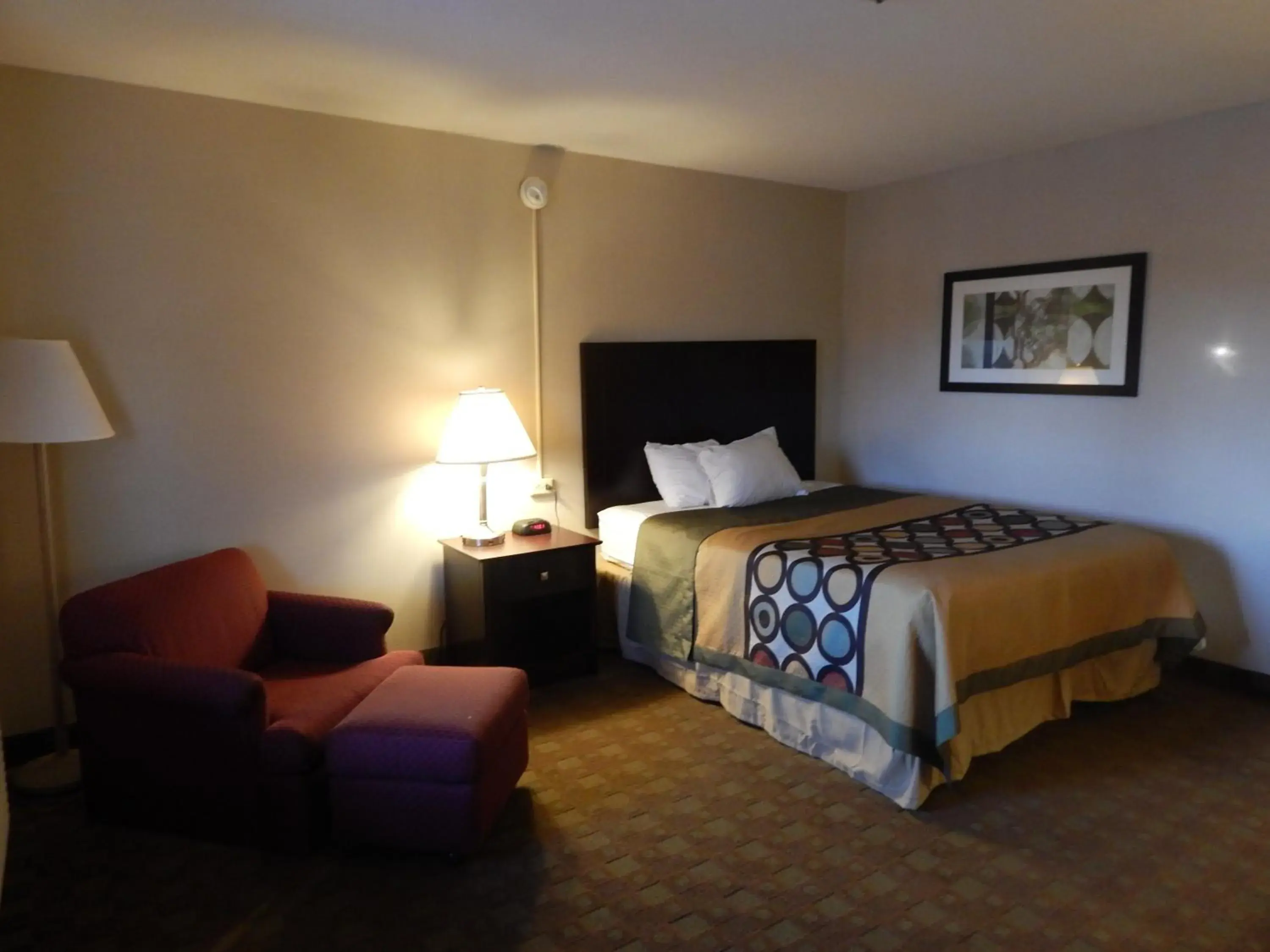 Bedroom, Bed in Super 8 by Wyndham White River Junction