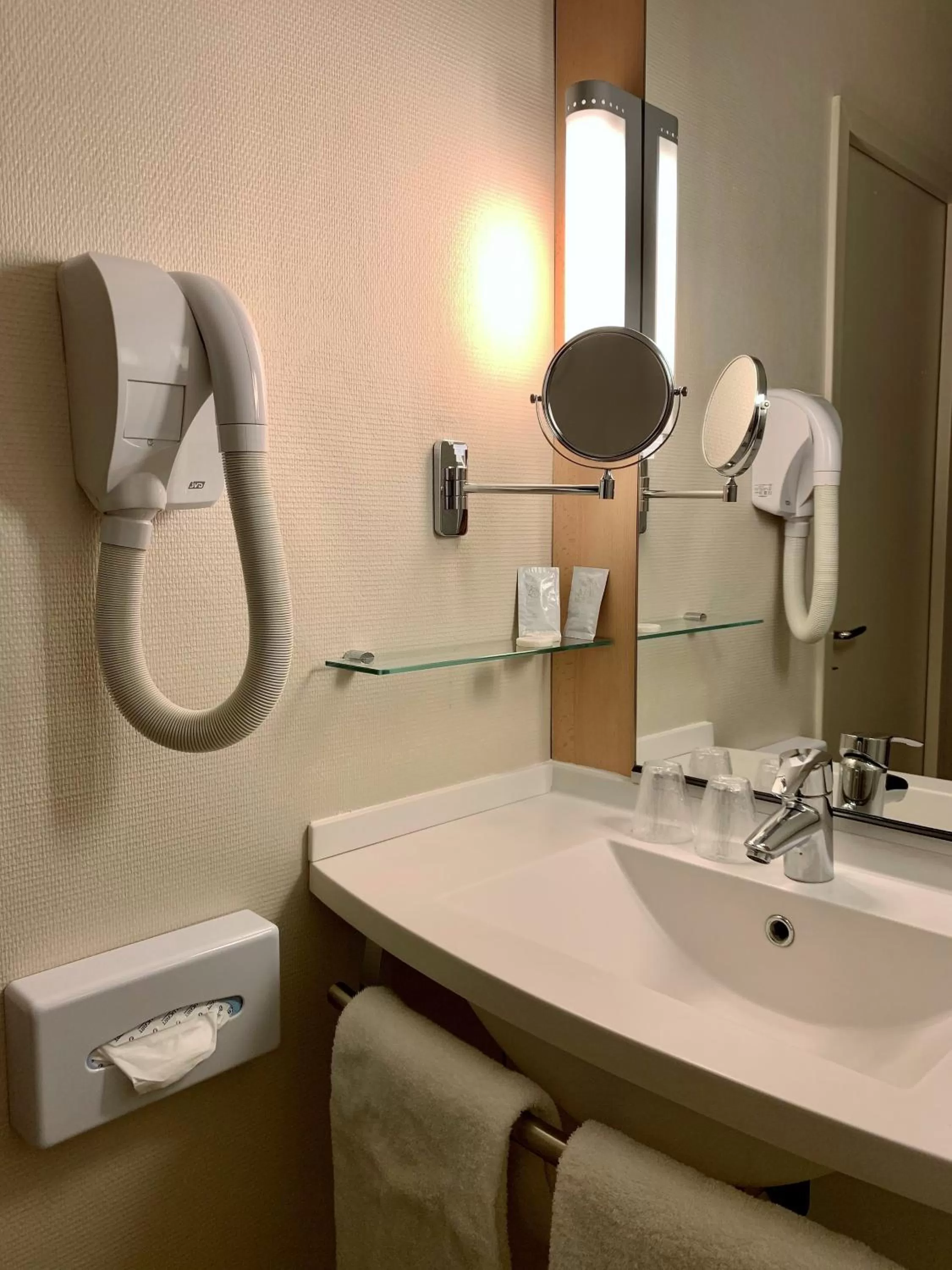 Bathroom in ibis Tours Nord