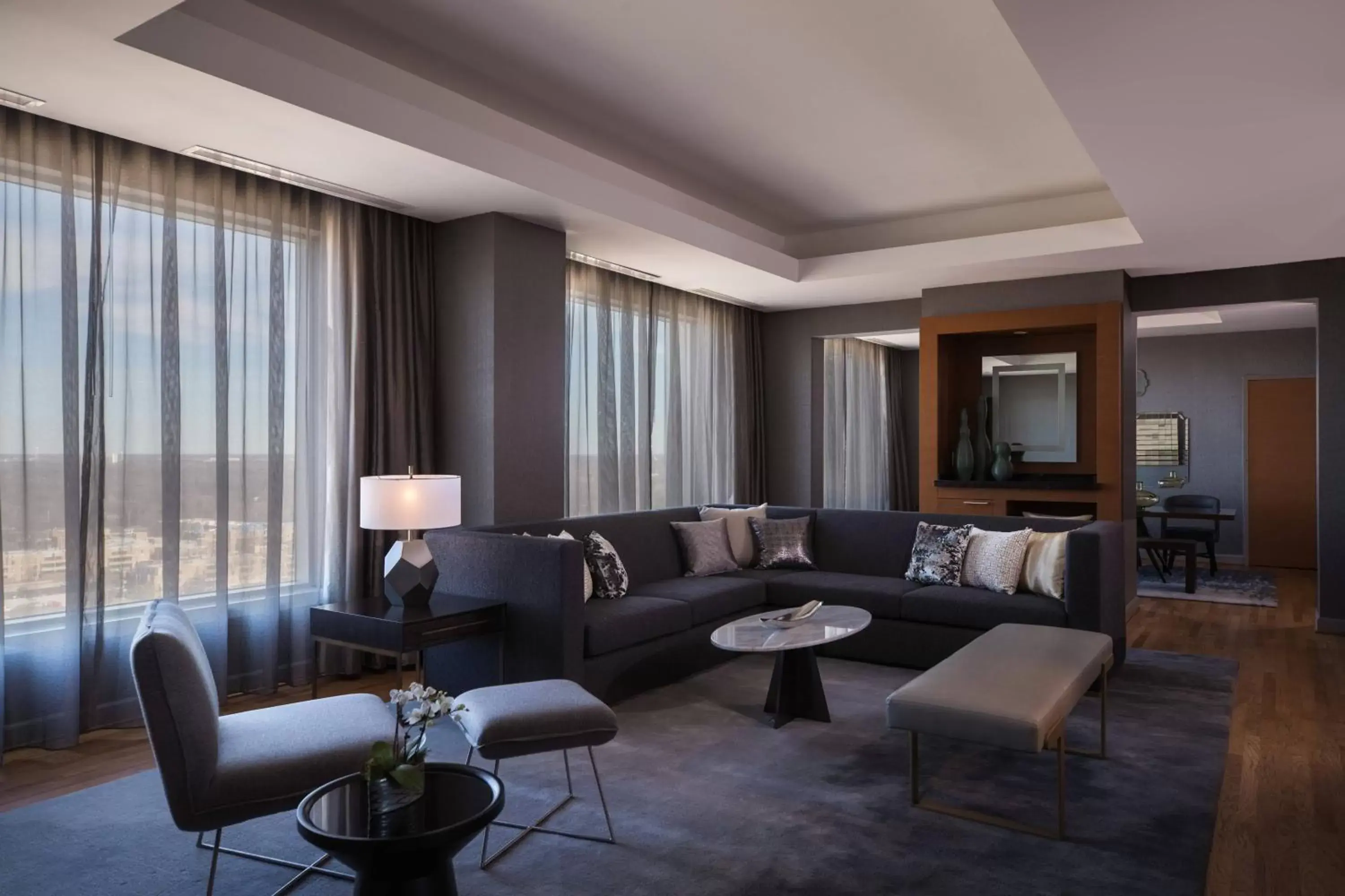 Living room, Seating Area in Renaissance Schaumburg Convention Center Hotel