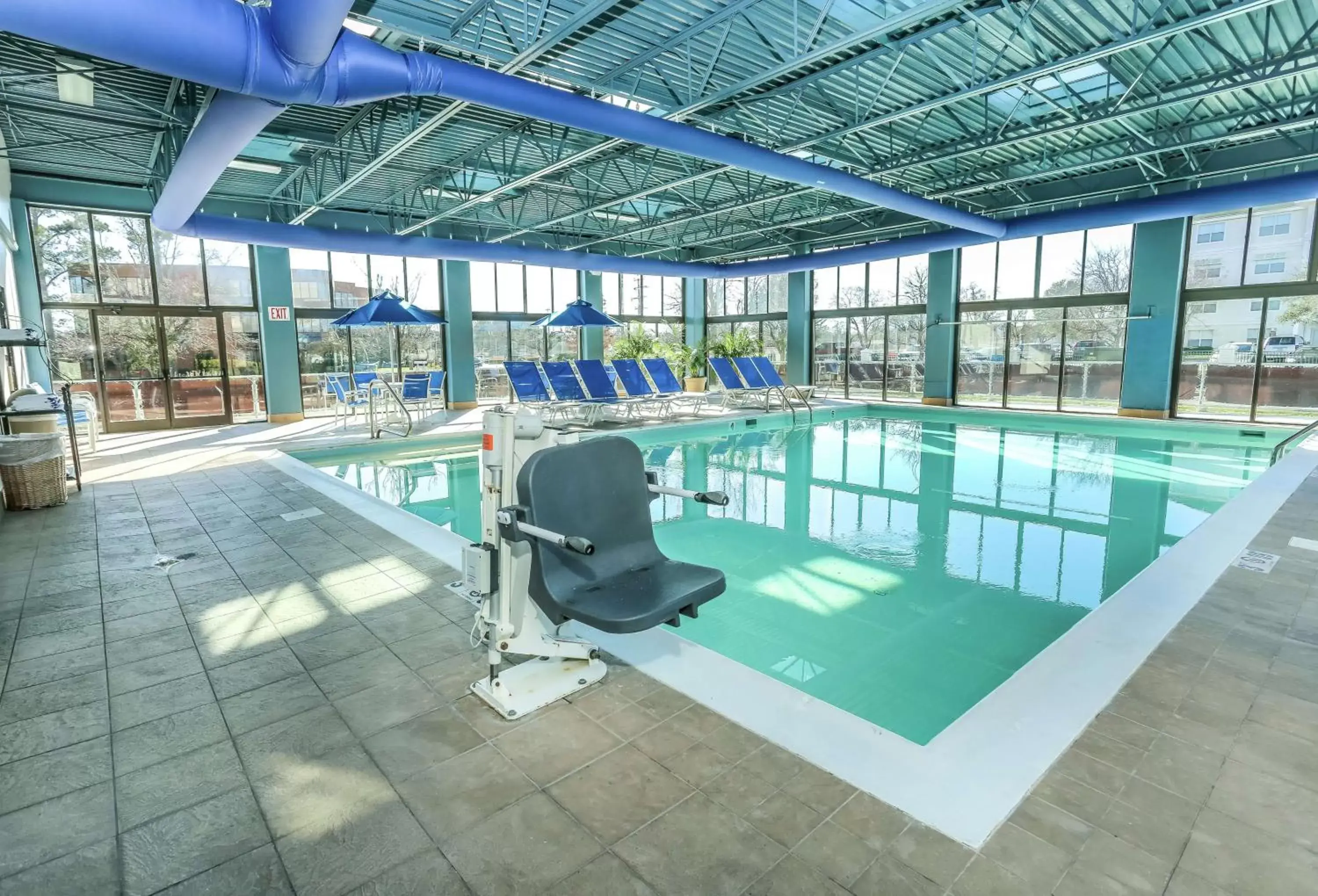 Swimming Pool in DoubleTree by Hilton Virginia Beach