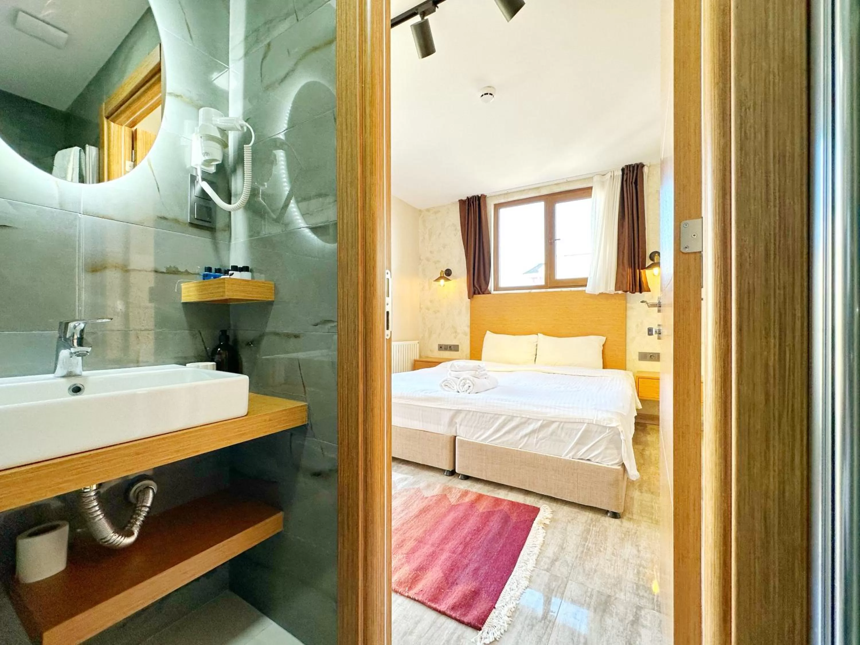 Bathroom, Bed in Sultan Pier Hotel