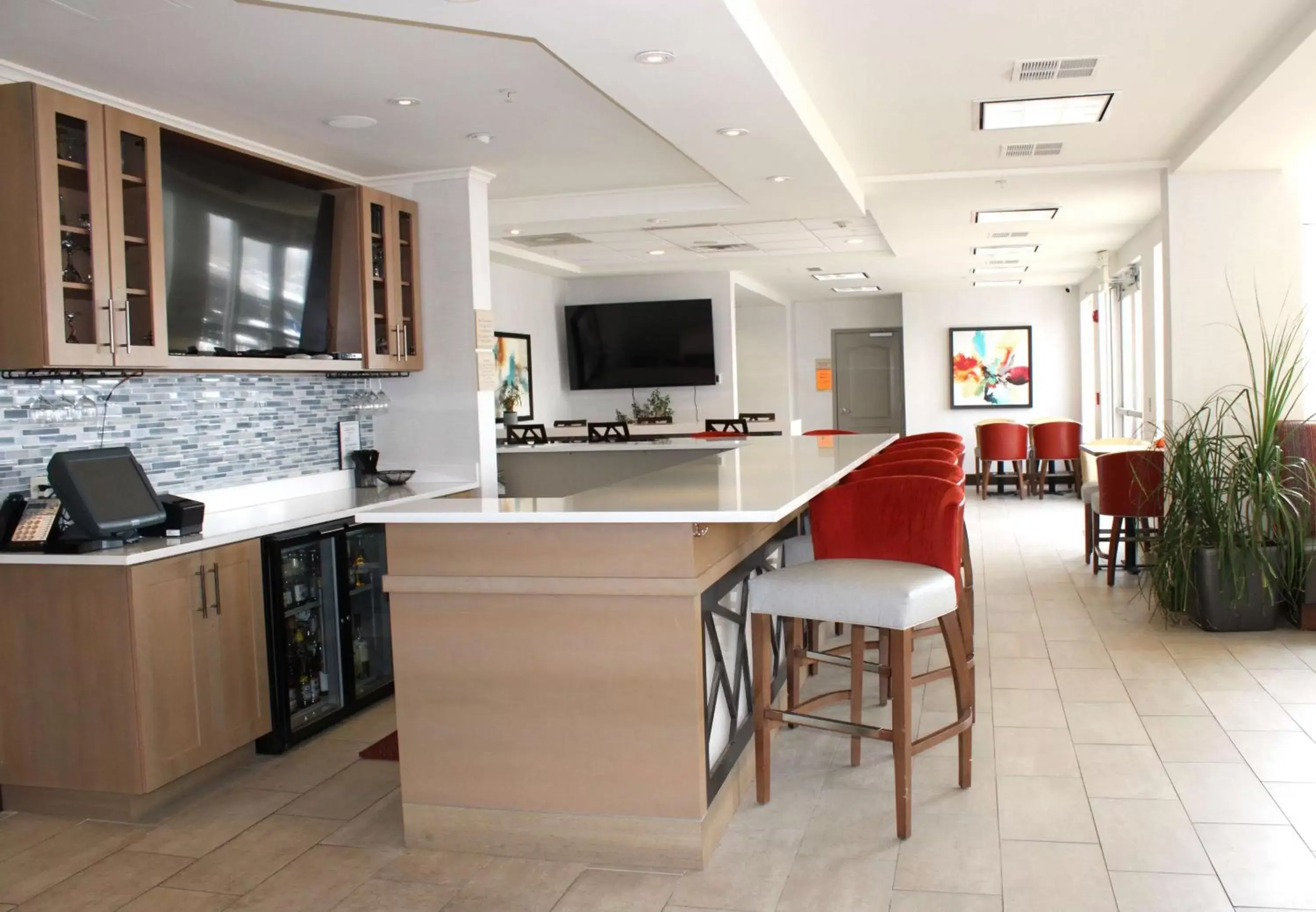 Lounge or bar, Kitchen/Kitchenette in Hilton Garden Inn Colorado Springs Airport