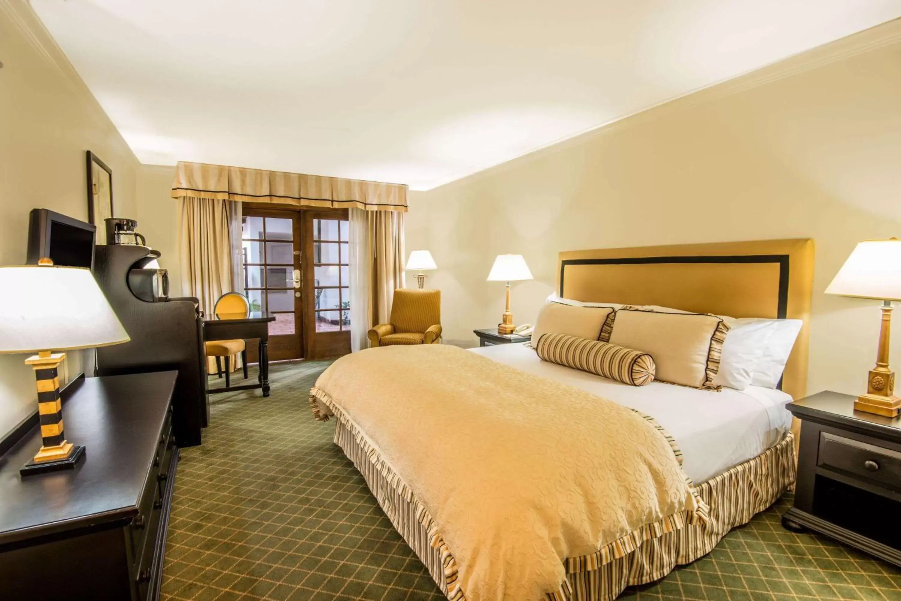 Photo of the whole room, Bed in Ramada by Wyndham Las Cruces Hotel & Conference Center