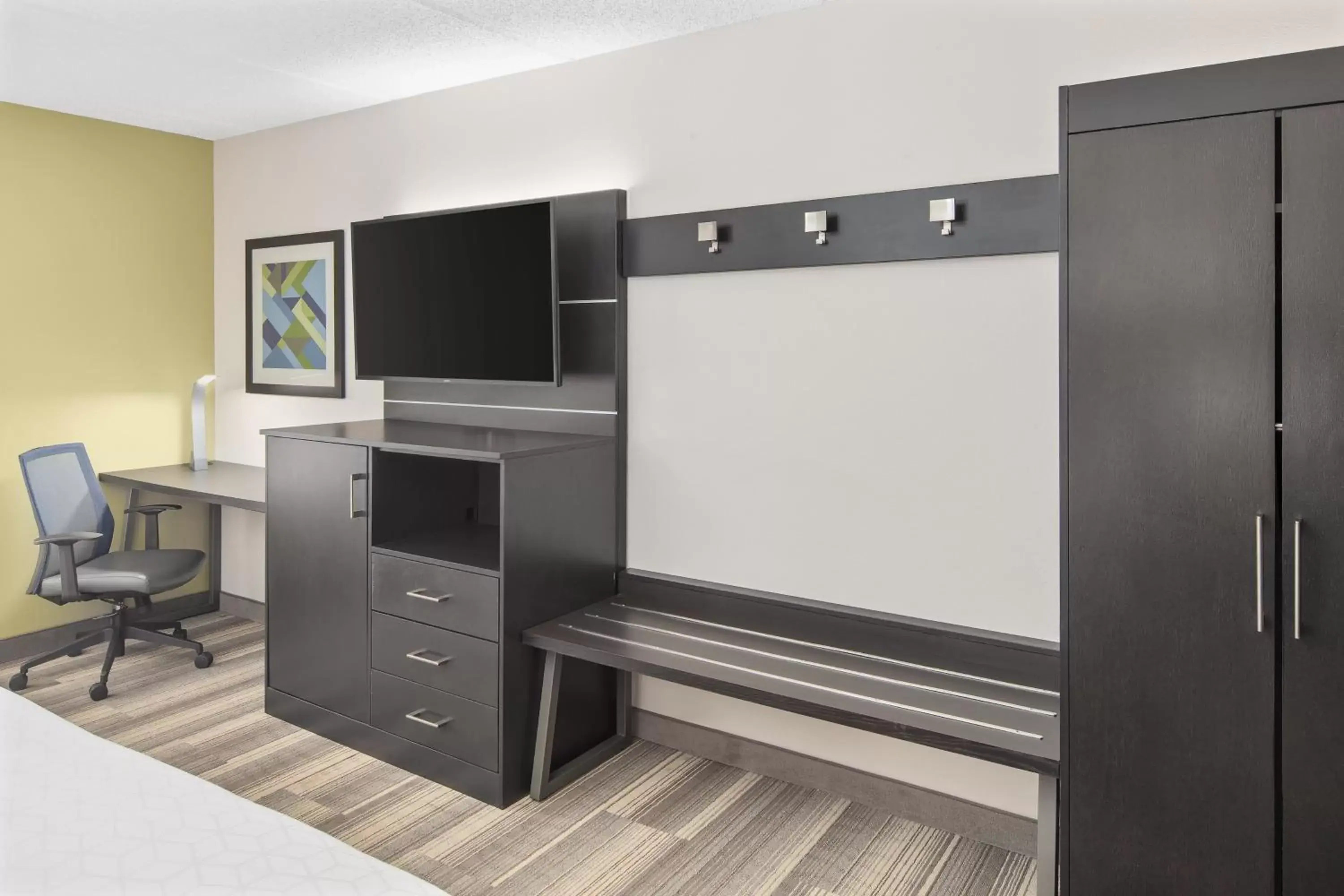 Bedroom, TV/Entertainment Center in Holiday Inn Express Hotel & Suites Greenville-I-85 & Woodruff Road, an IHG Hotel