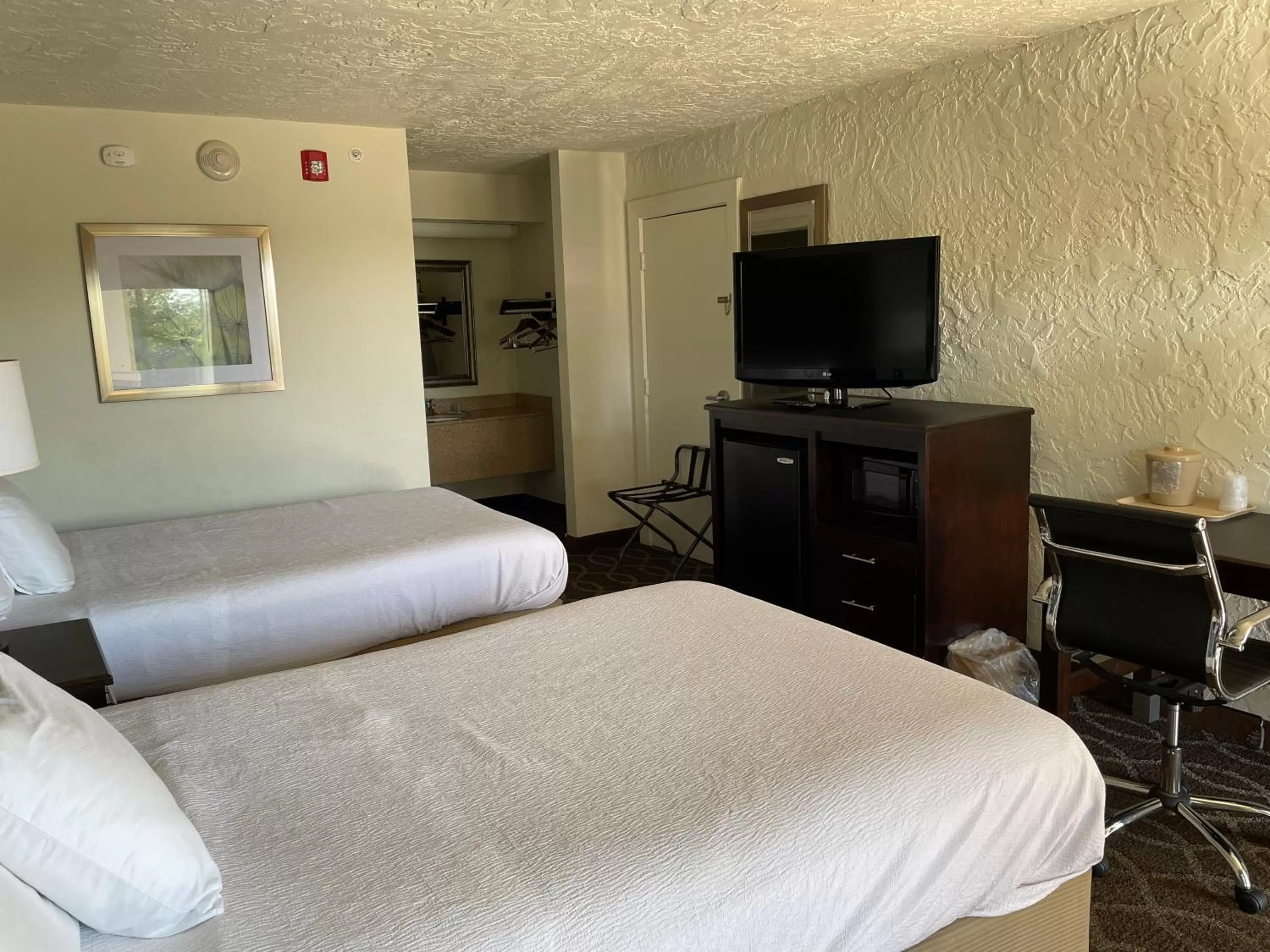Photo of the whole room, Bed in Quality Inn Clinton North