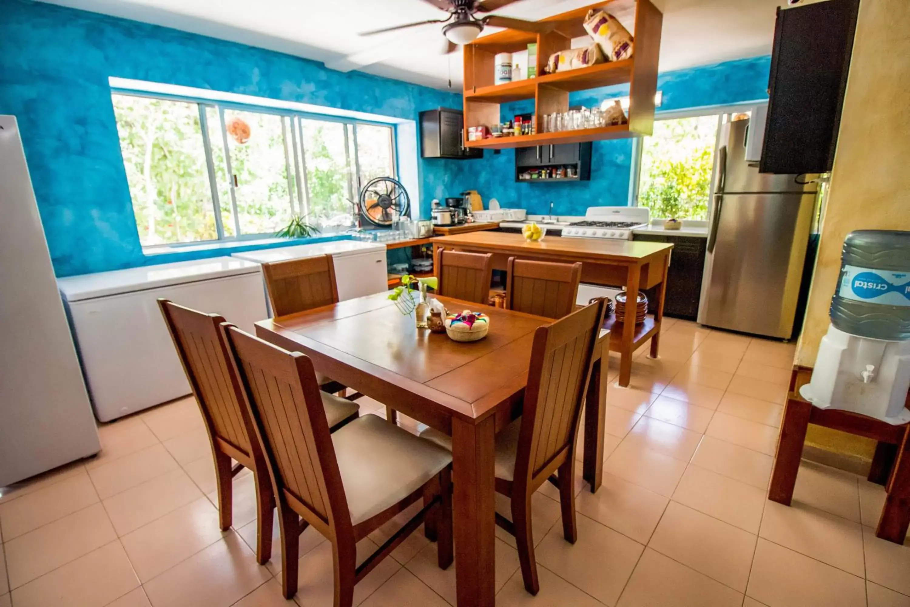 Kitchen or kitchenette, Dining Area in Hotel Tequila Cancun