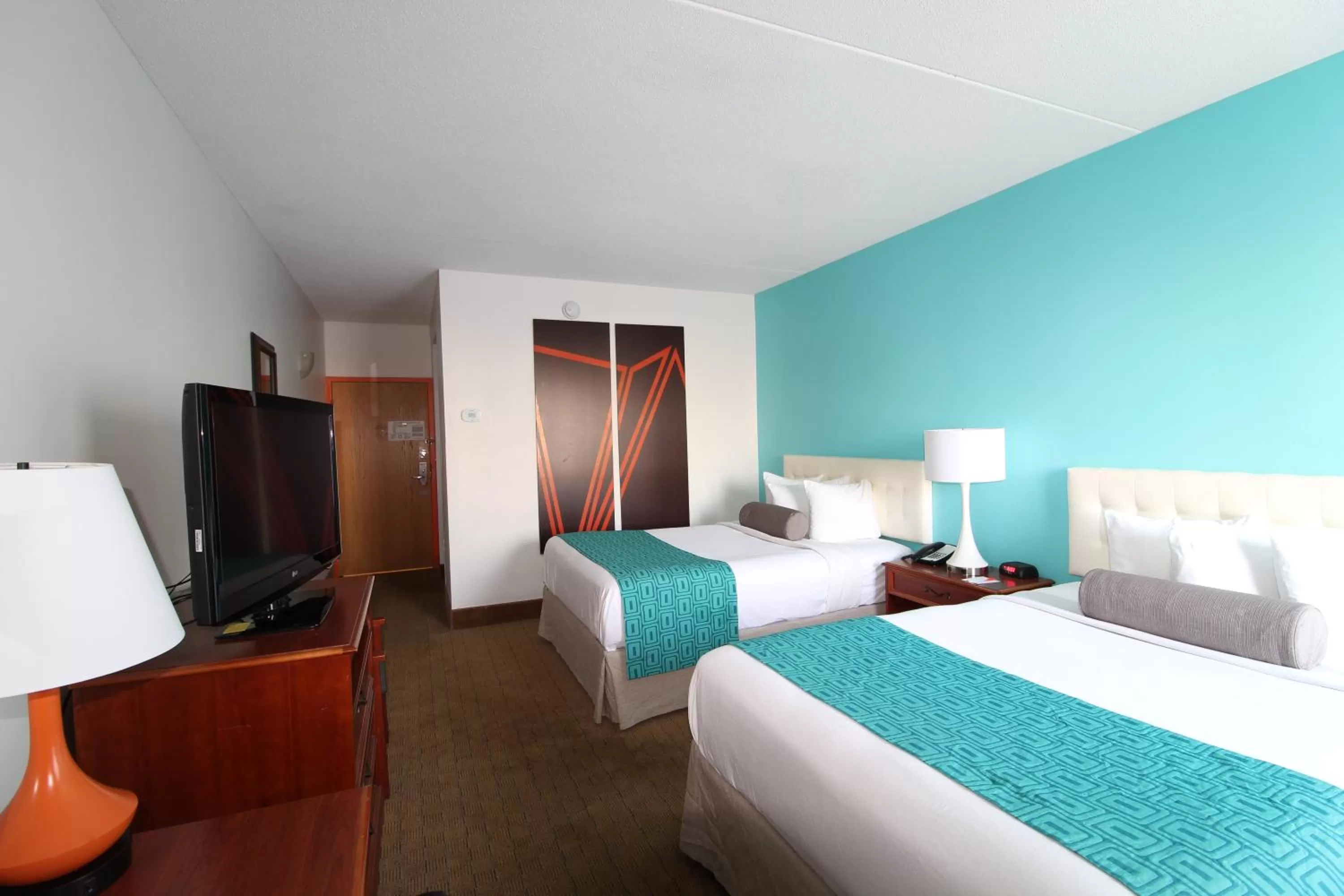 Bed in Howard Johnson by Wyndham Evansville East