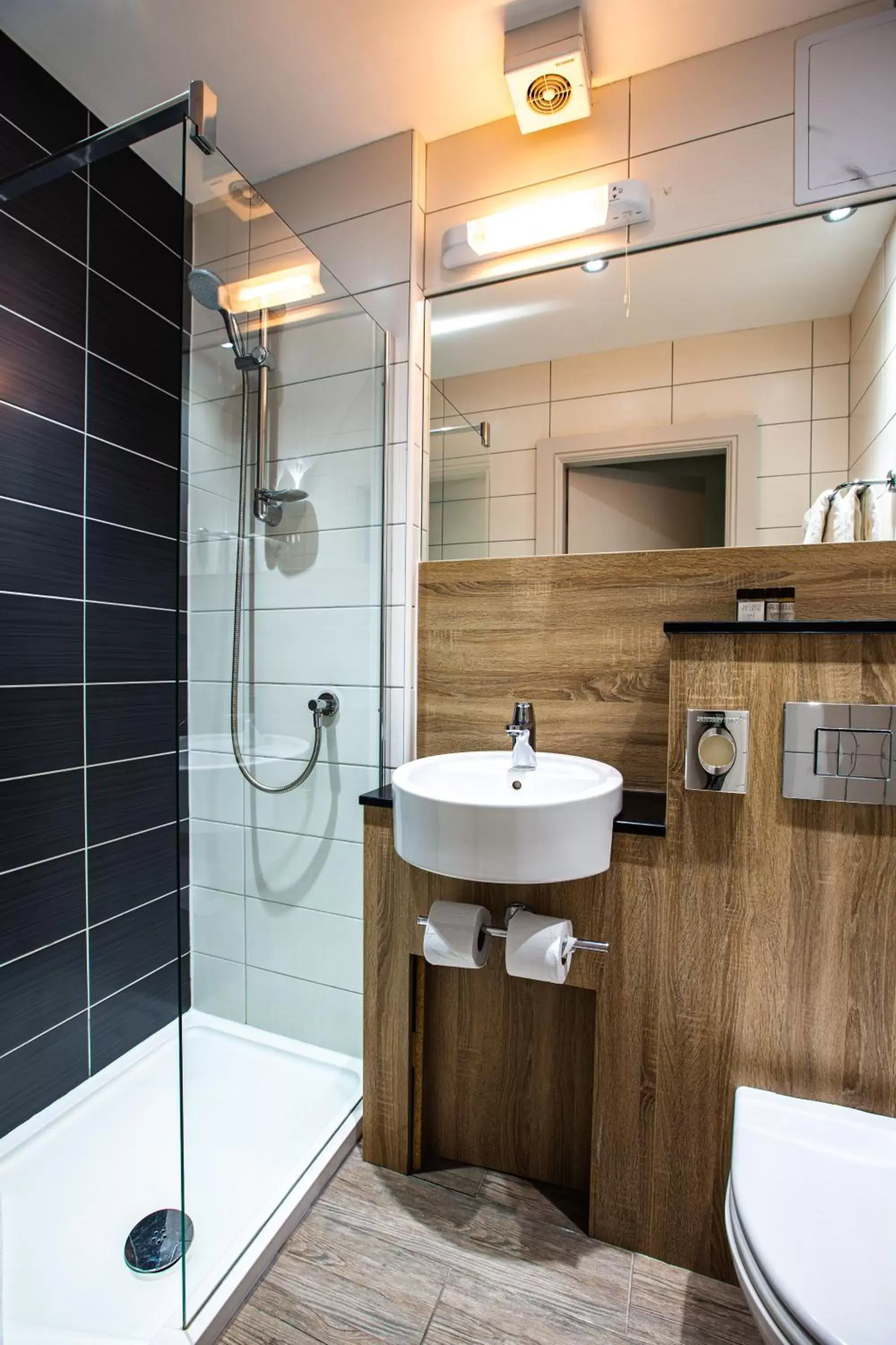 Shower, Bathroom in Cairn Hotel & Apartments