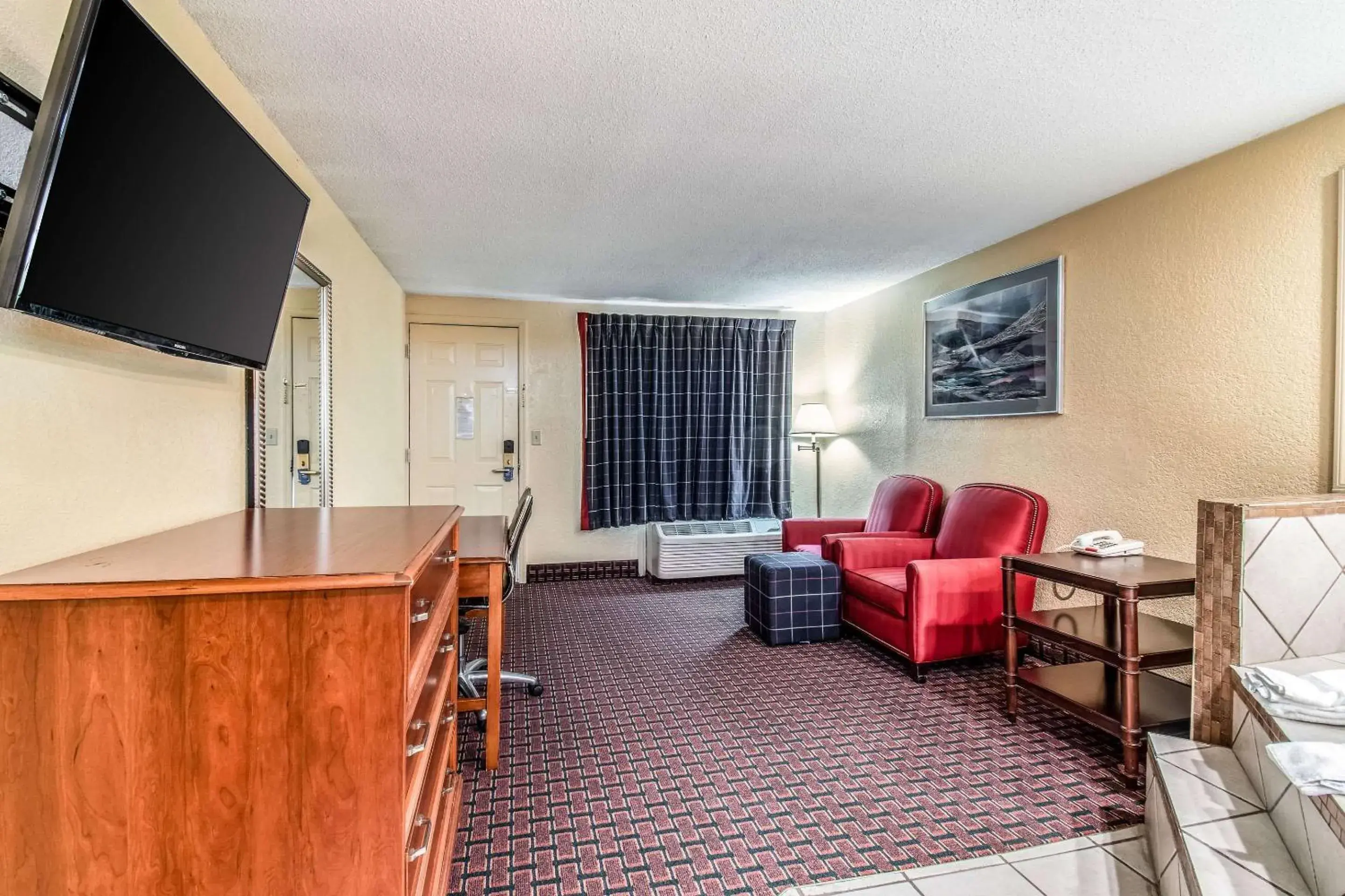 Photo of the whole room, Seating Area in Rodeway Inn