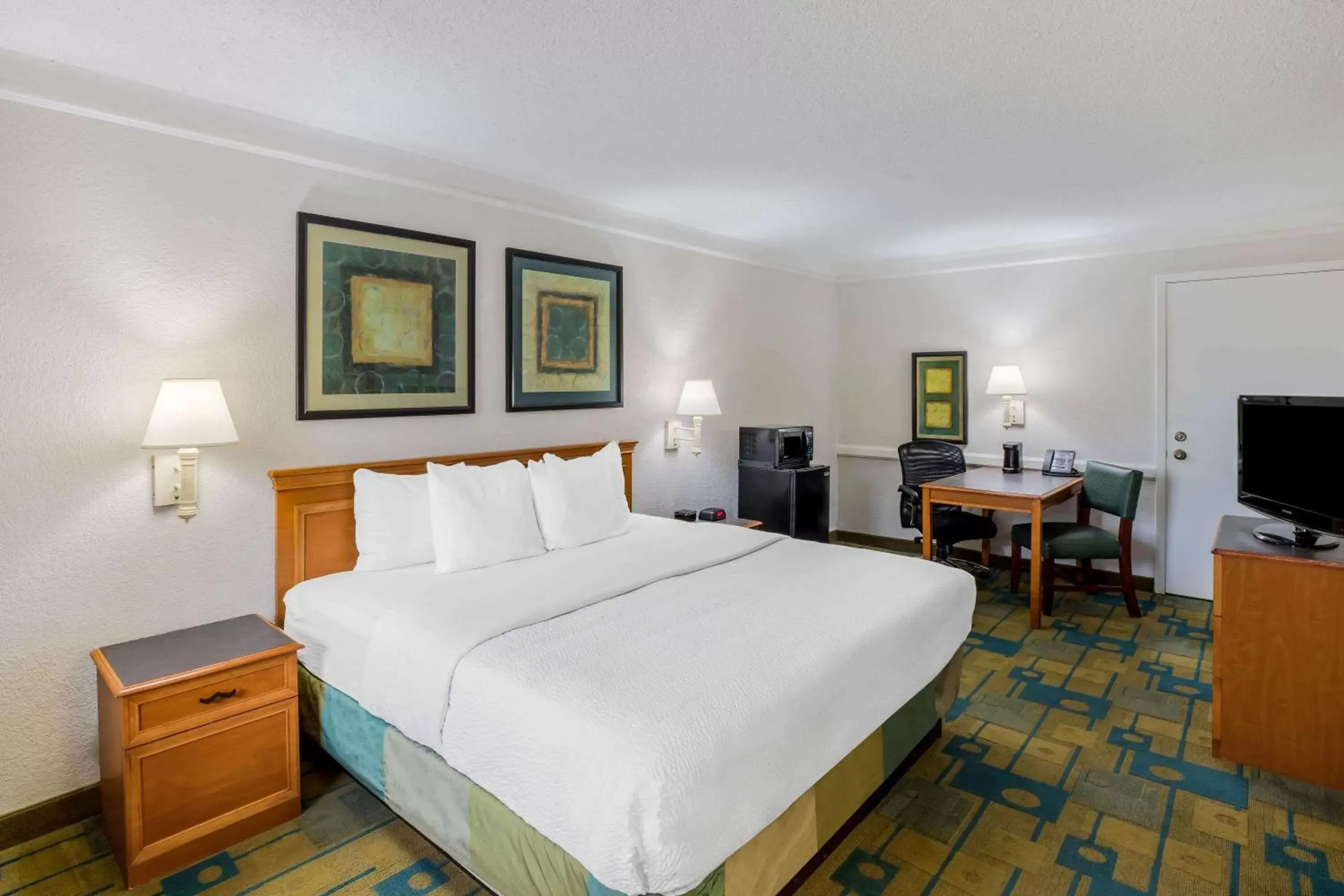 Photo of the whole room, Bed in La Quinta Inn by Wyndham Lufkin