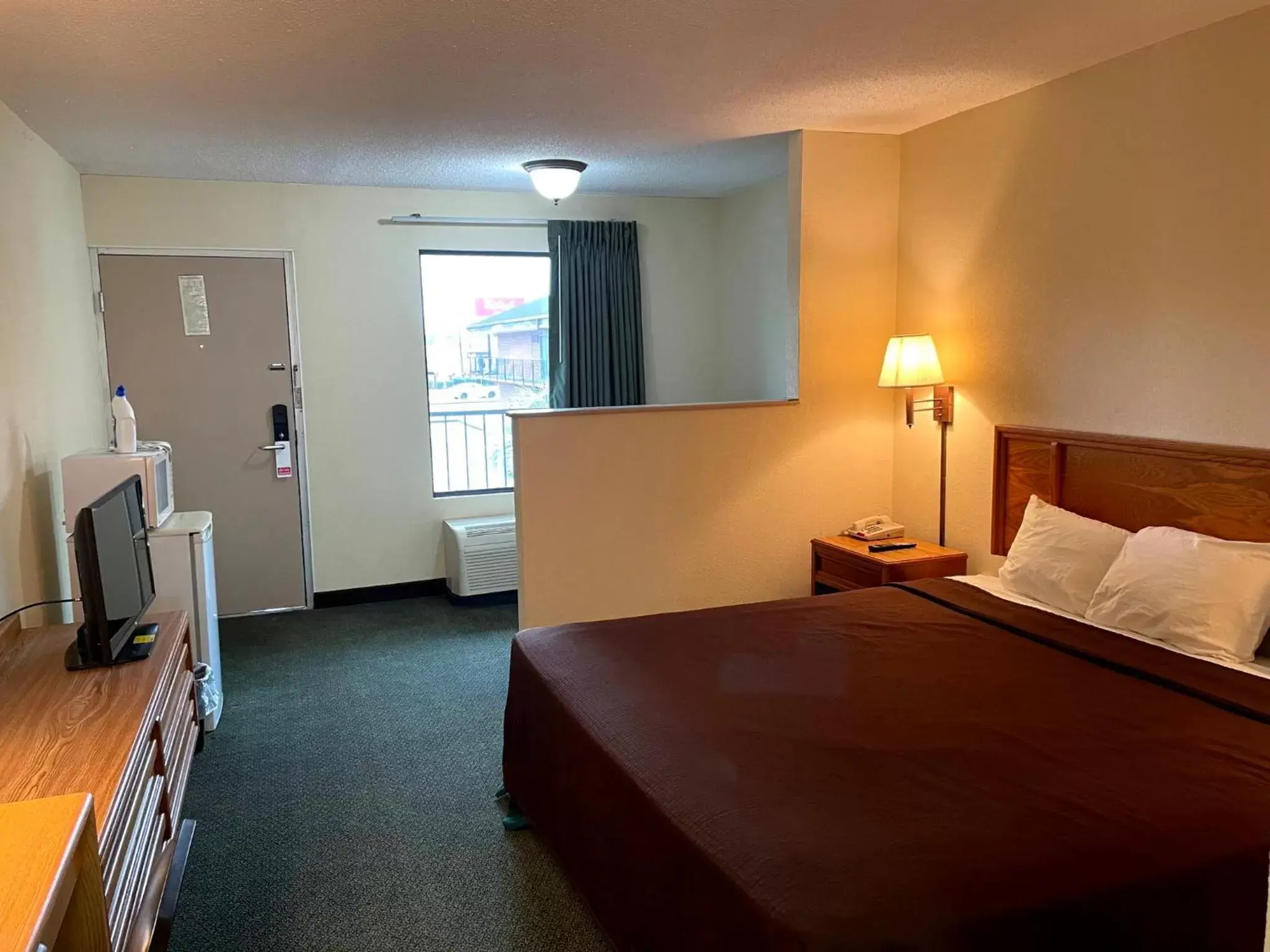 Bedroom, Bed in Travelers Inn & Suites