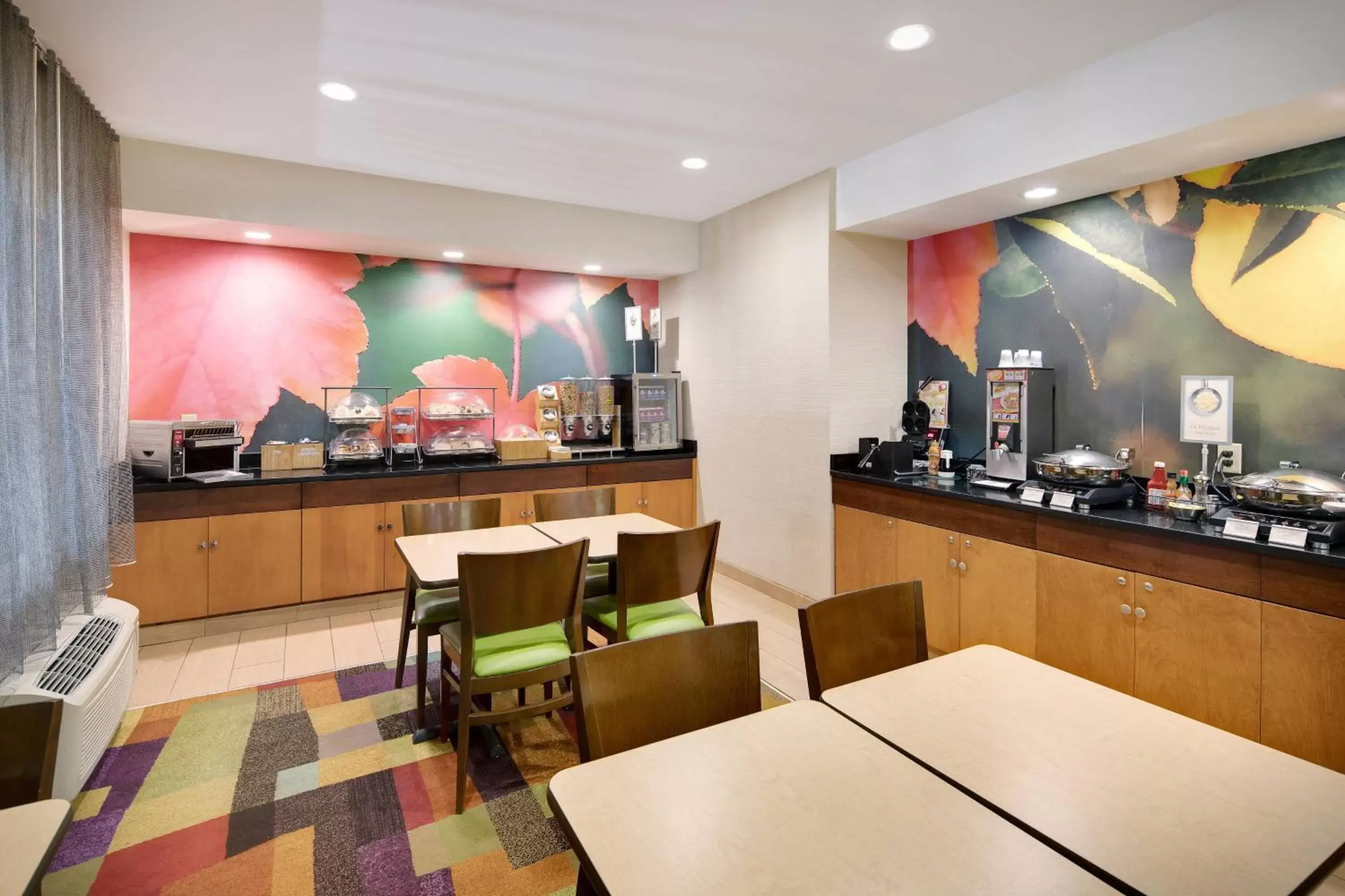 Breakfast, Restaurant/Places to Eat in Fairfield Inn & Suites Indianapolis Airport