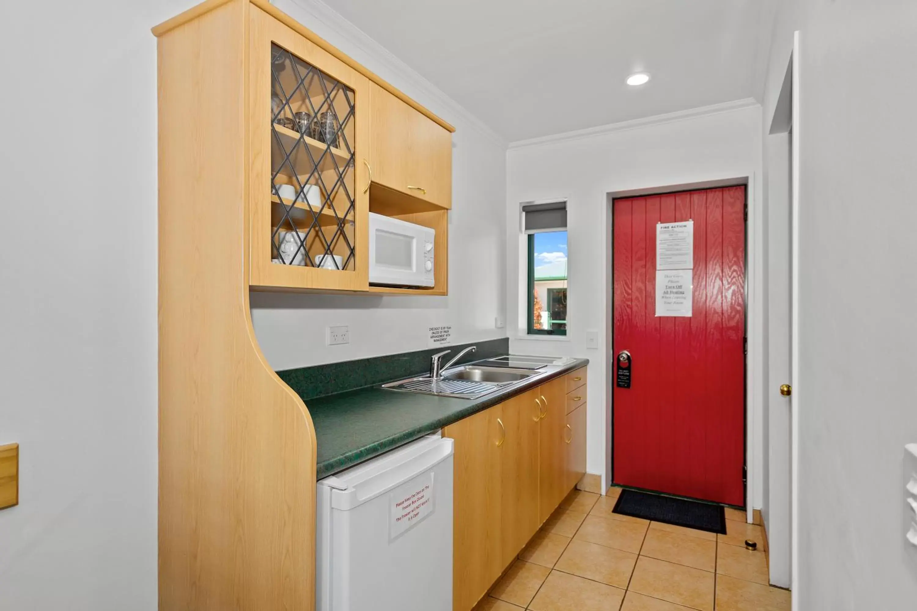 Kitchen or kitchenette, Kitchen/Kitchenette in The Lakes Motel