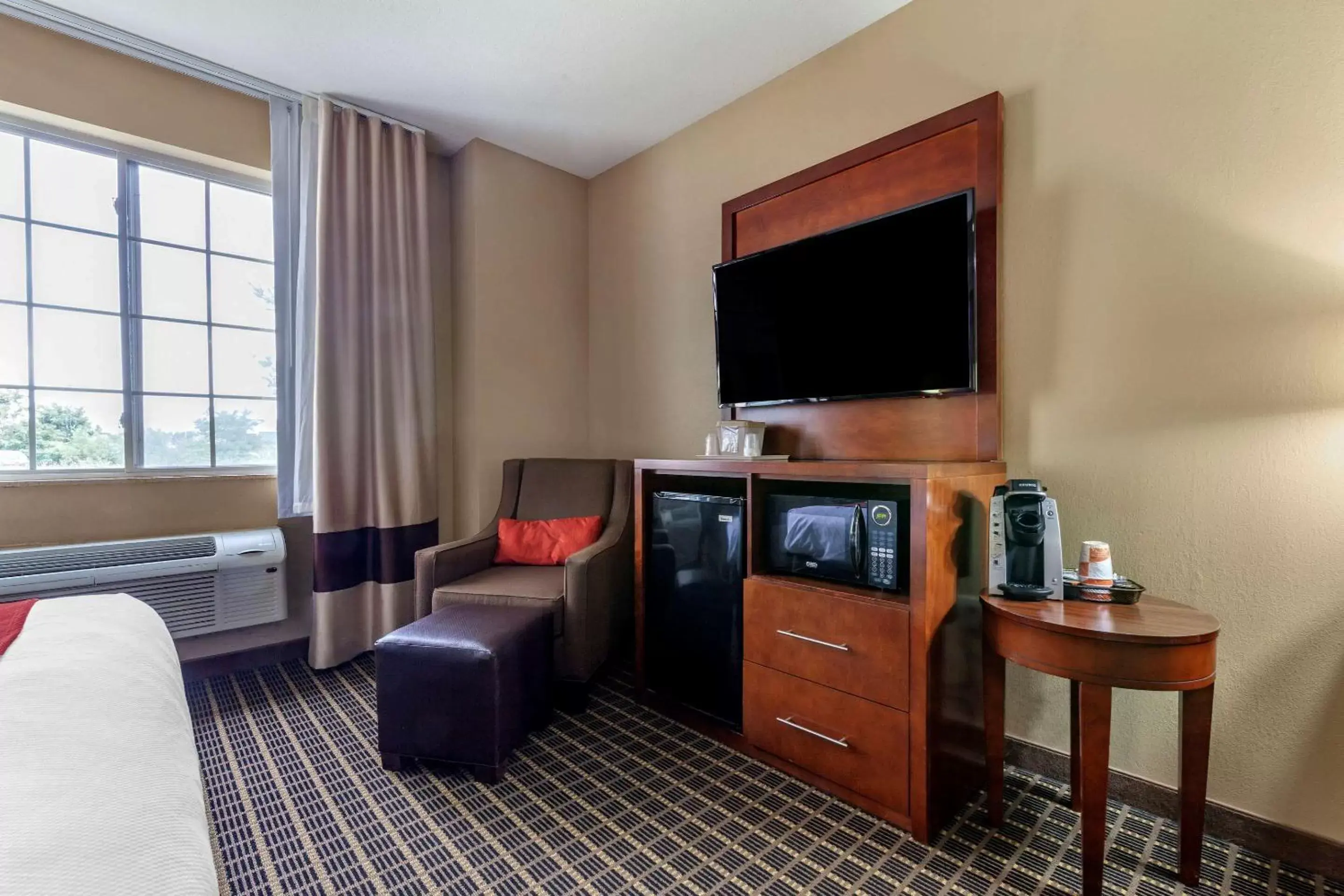 Photo of the whole room, TV/Entertainment Center in Comfort Suites Delavan - Lake Geneva Area