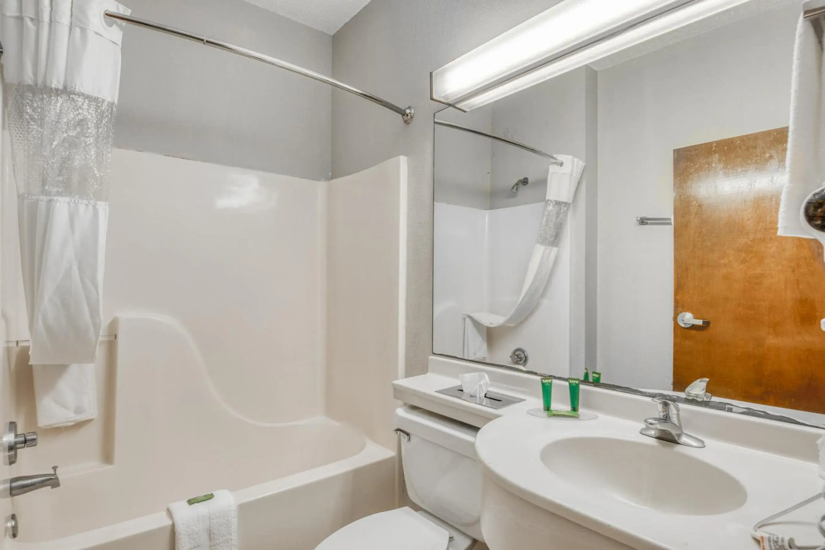 Bathroom in Trident Inn & Suites, Baton Rouge