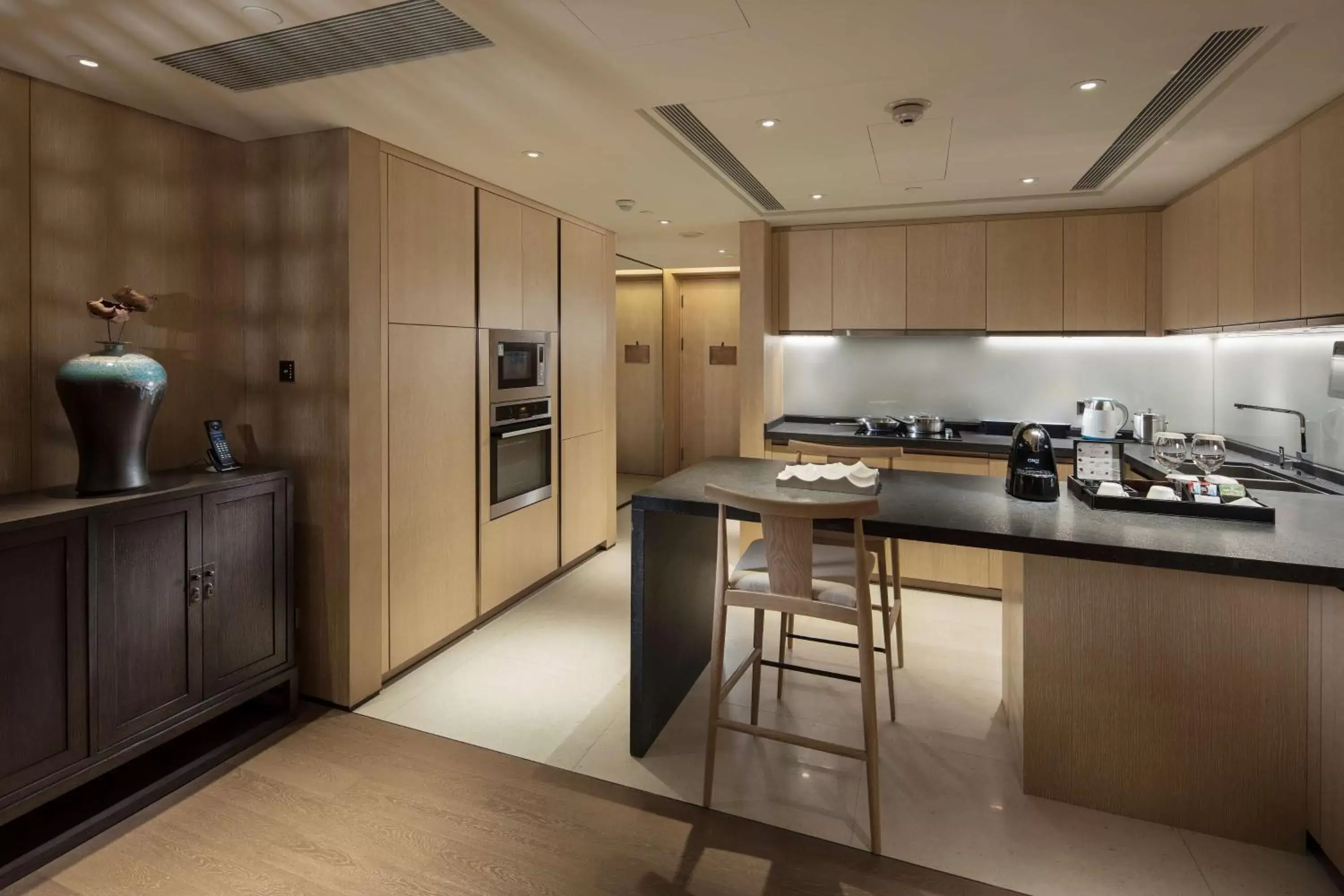 Living room, Kitchen/Kitchenette in Hilton Shenzhen Shekou Nanhai