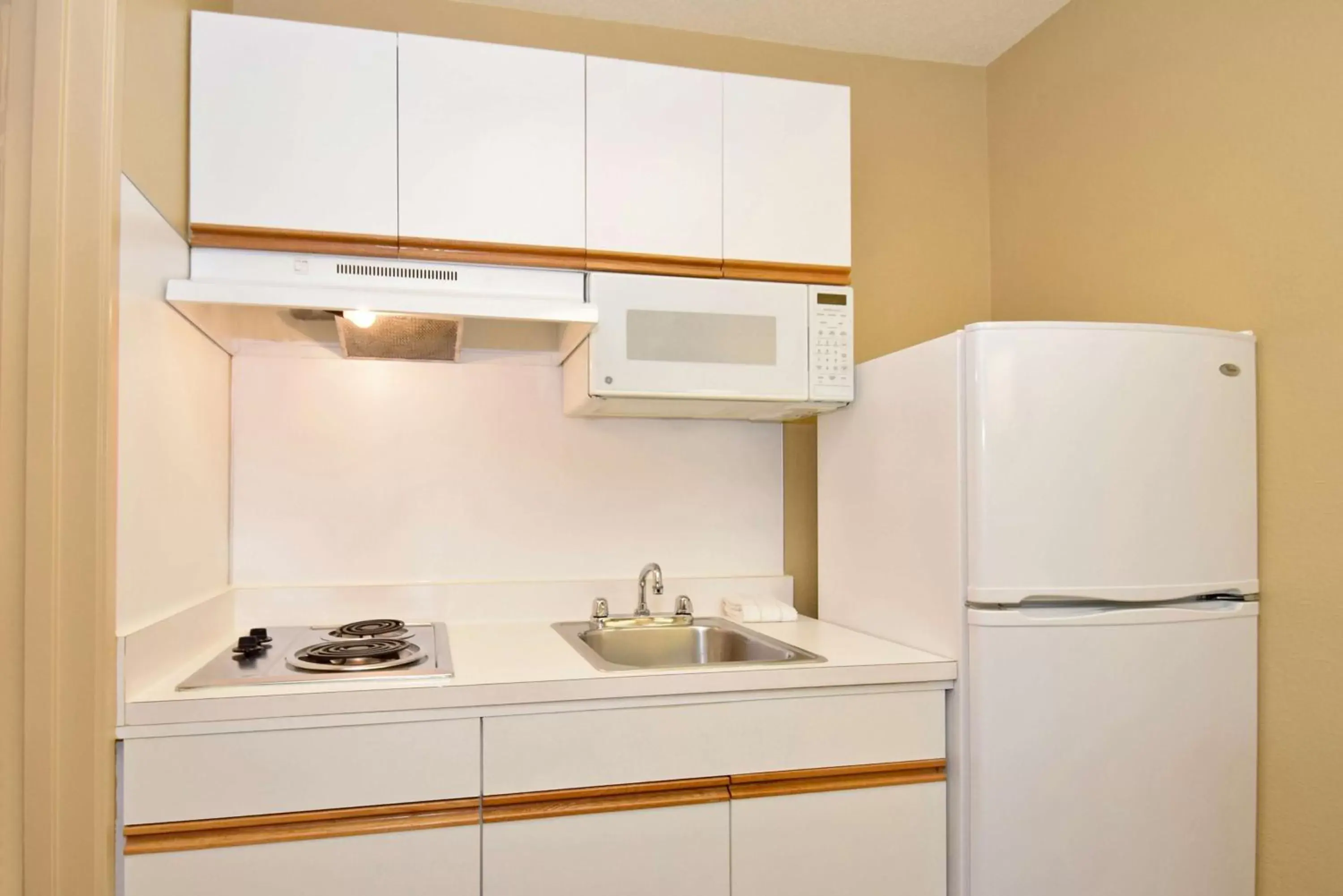 Kitchen or kitchenette, Kitchen/Kitchenette in Extended Stay America Suites - Washington, DC - Germantown - Town Center