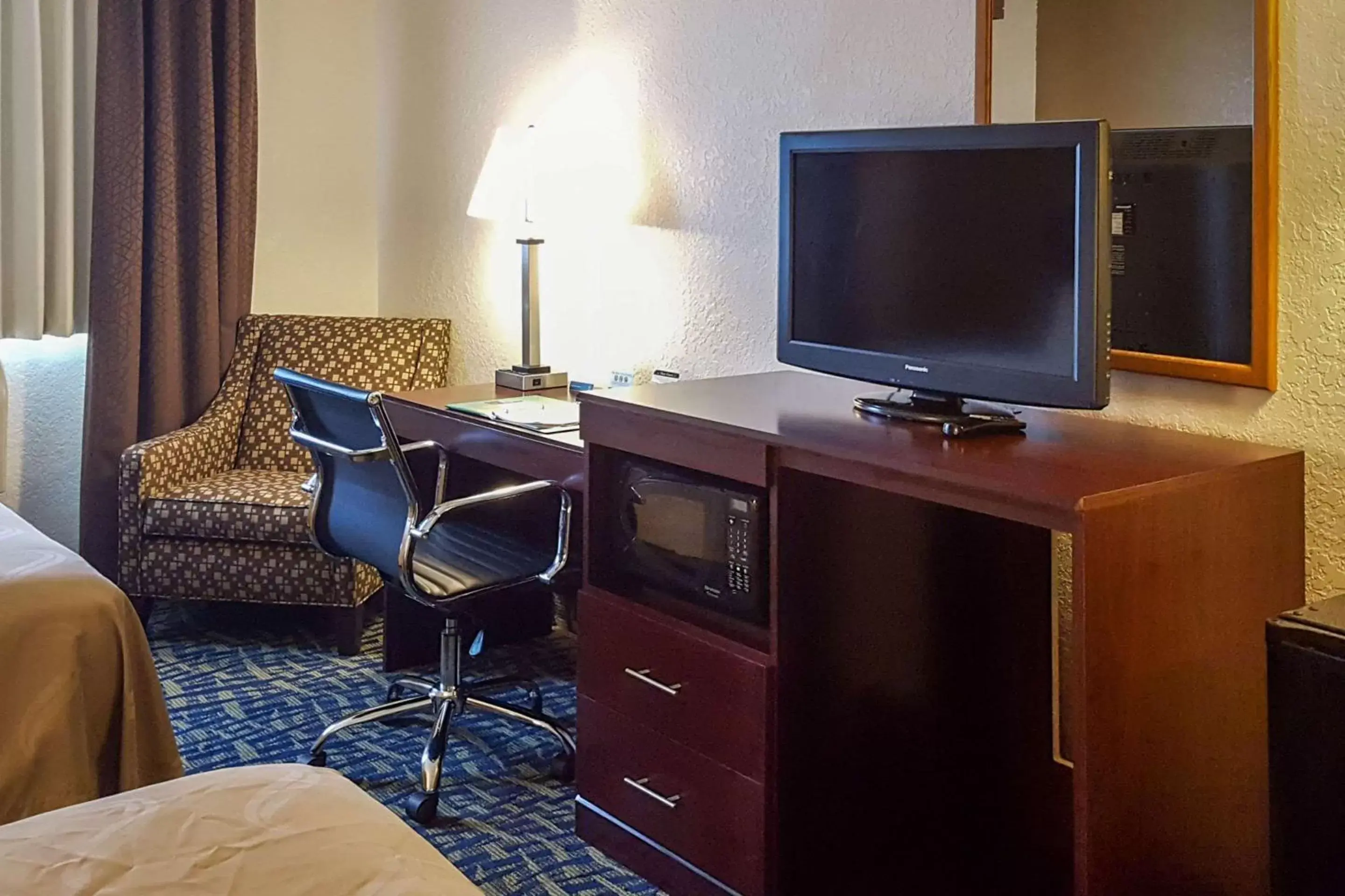 Photo of the whole room, TV/Entertainment Center in Quality Inn Ozark