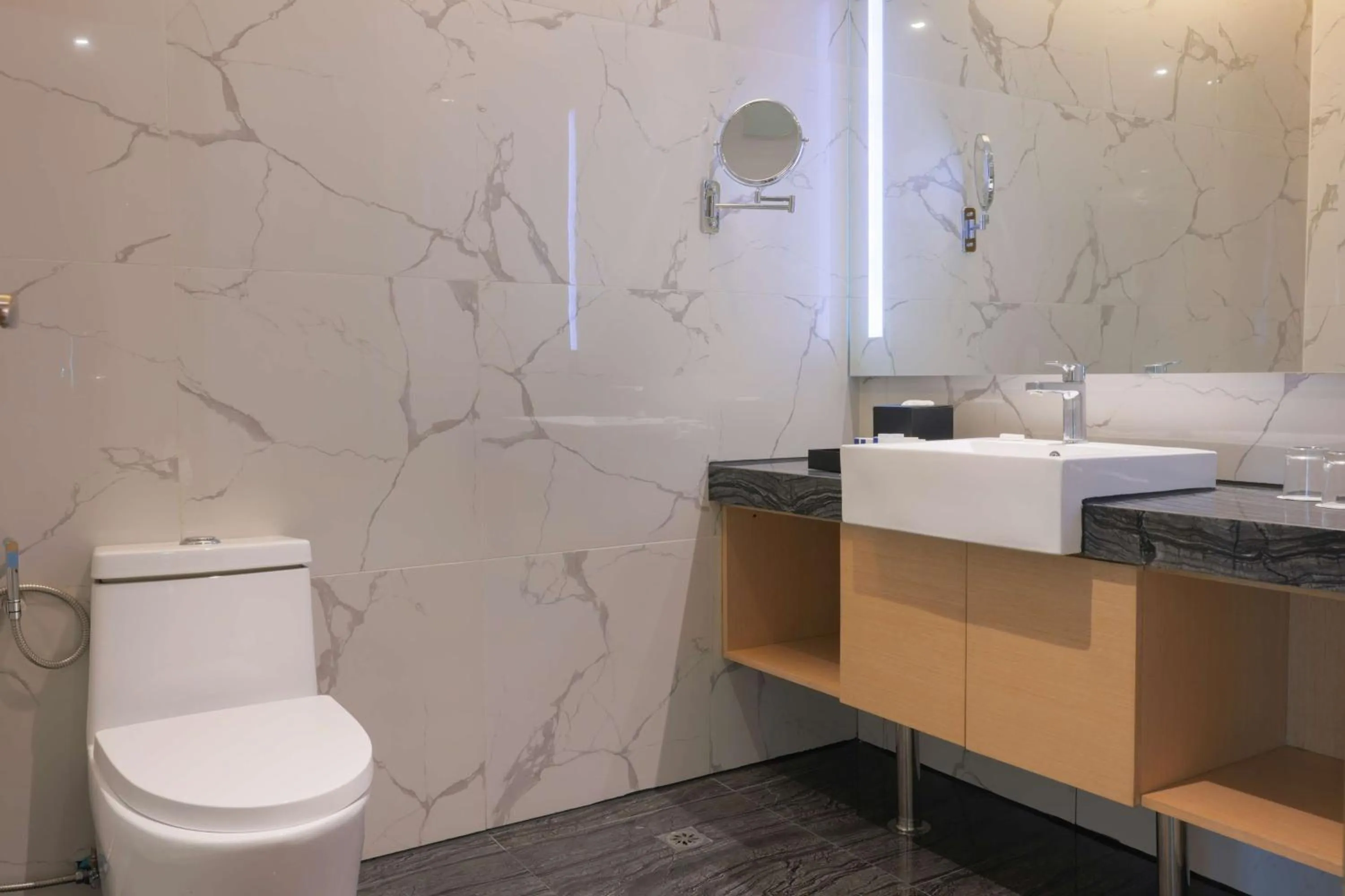 Bathroom in Best Western Plus Metro Clark