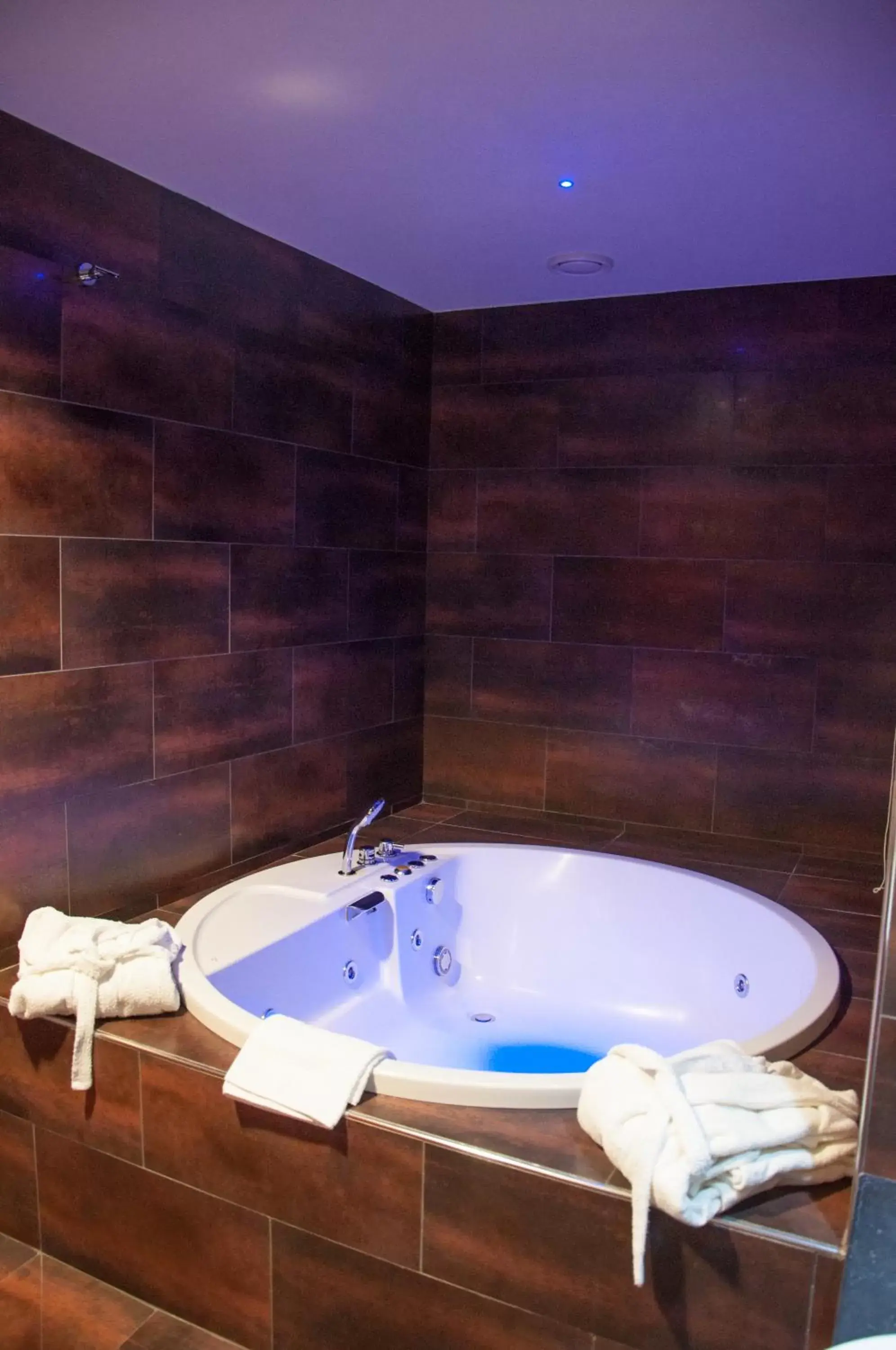 Bathroom, Swimming Pool in Grand Hotel Paradiso