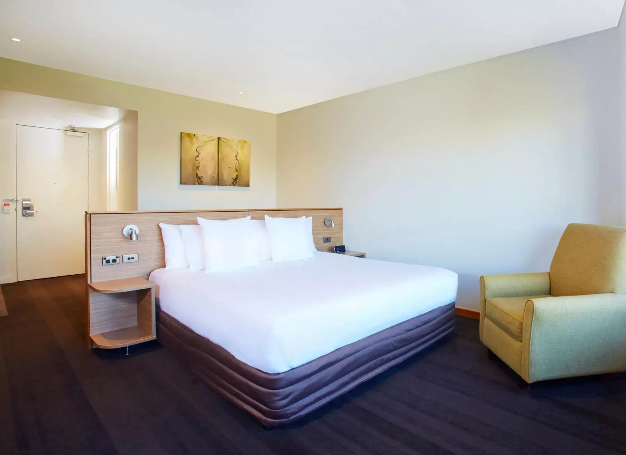 Photo of the whole room, Bed in Crowne Plaza Canberra, an IHG Hotel