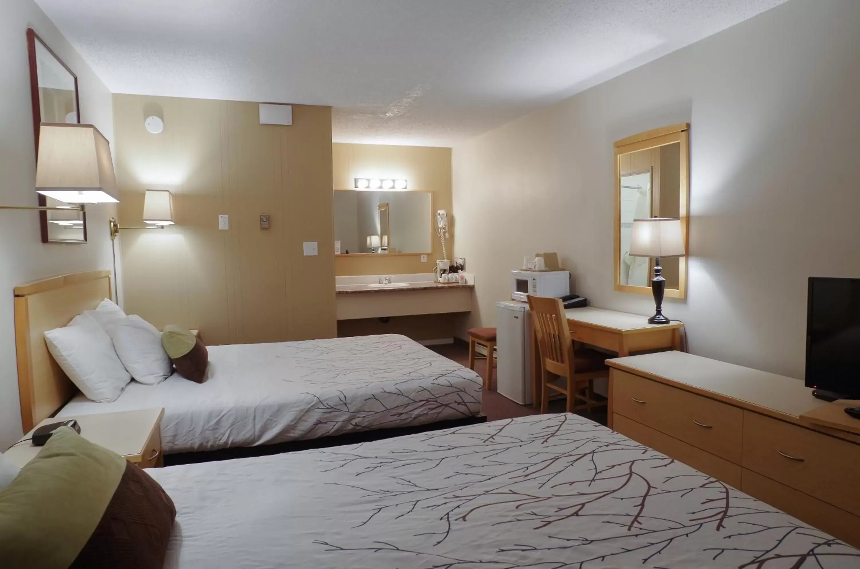 Photo of the whole room, Bed in Canadas Best Value Inn and Suites Fernie