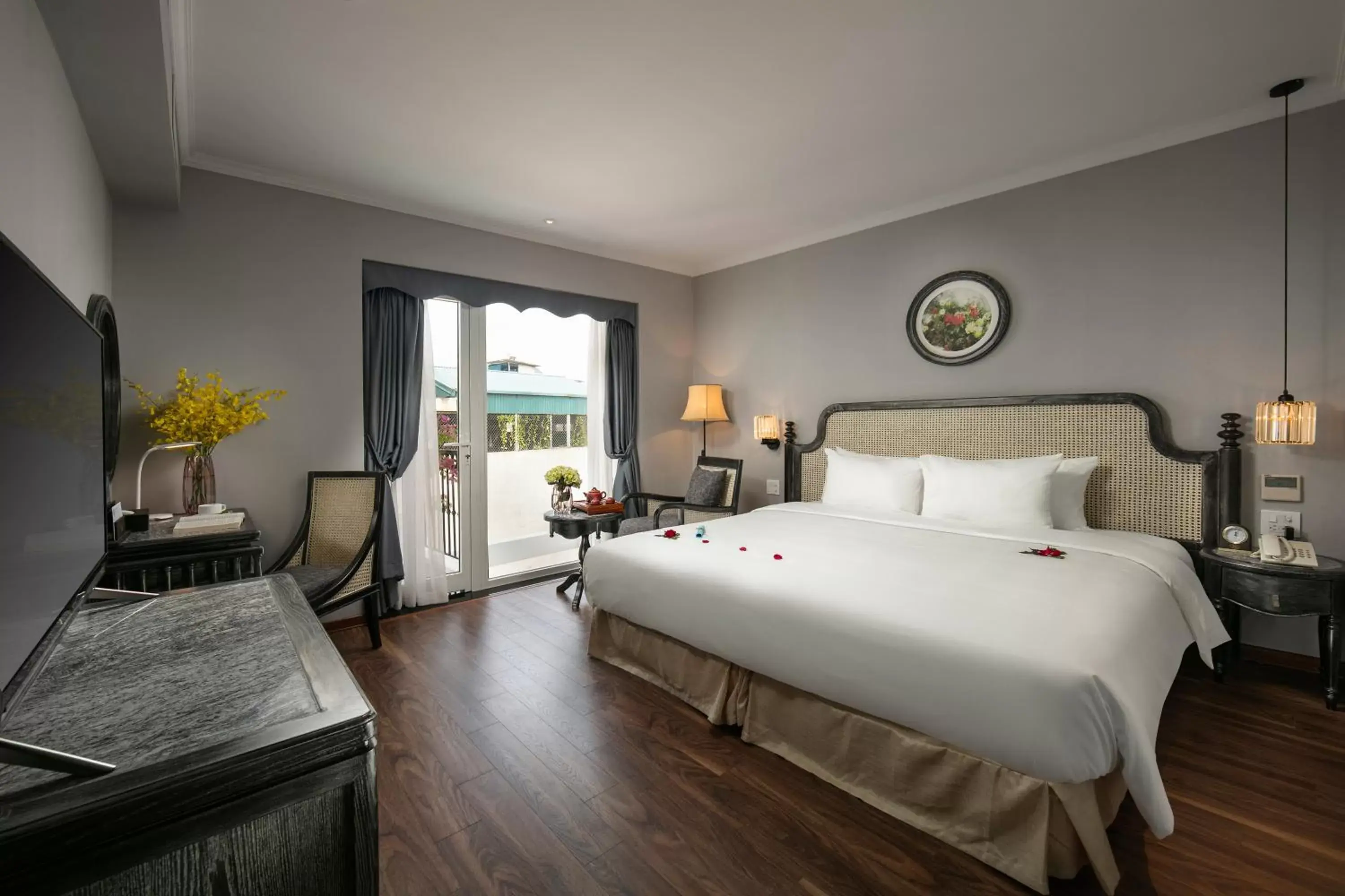 Bedroom in Shining Central Hotel & Spa