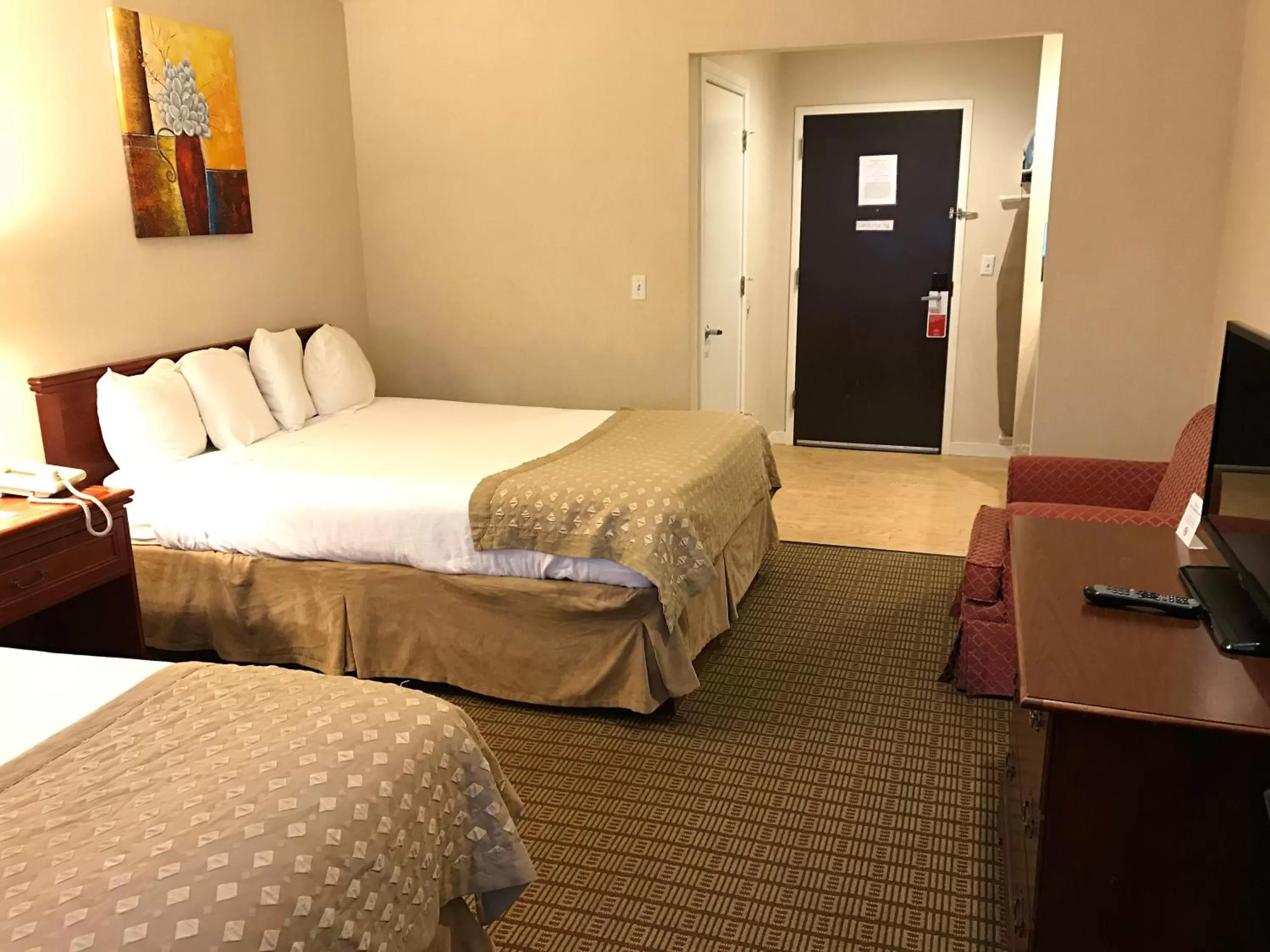 Photo of the whole room, Bed in Ramada by Wyndham Draper, Utah