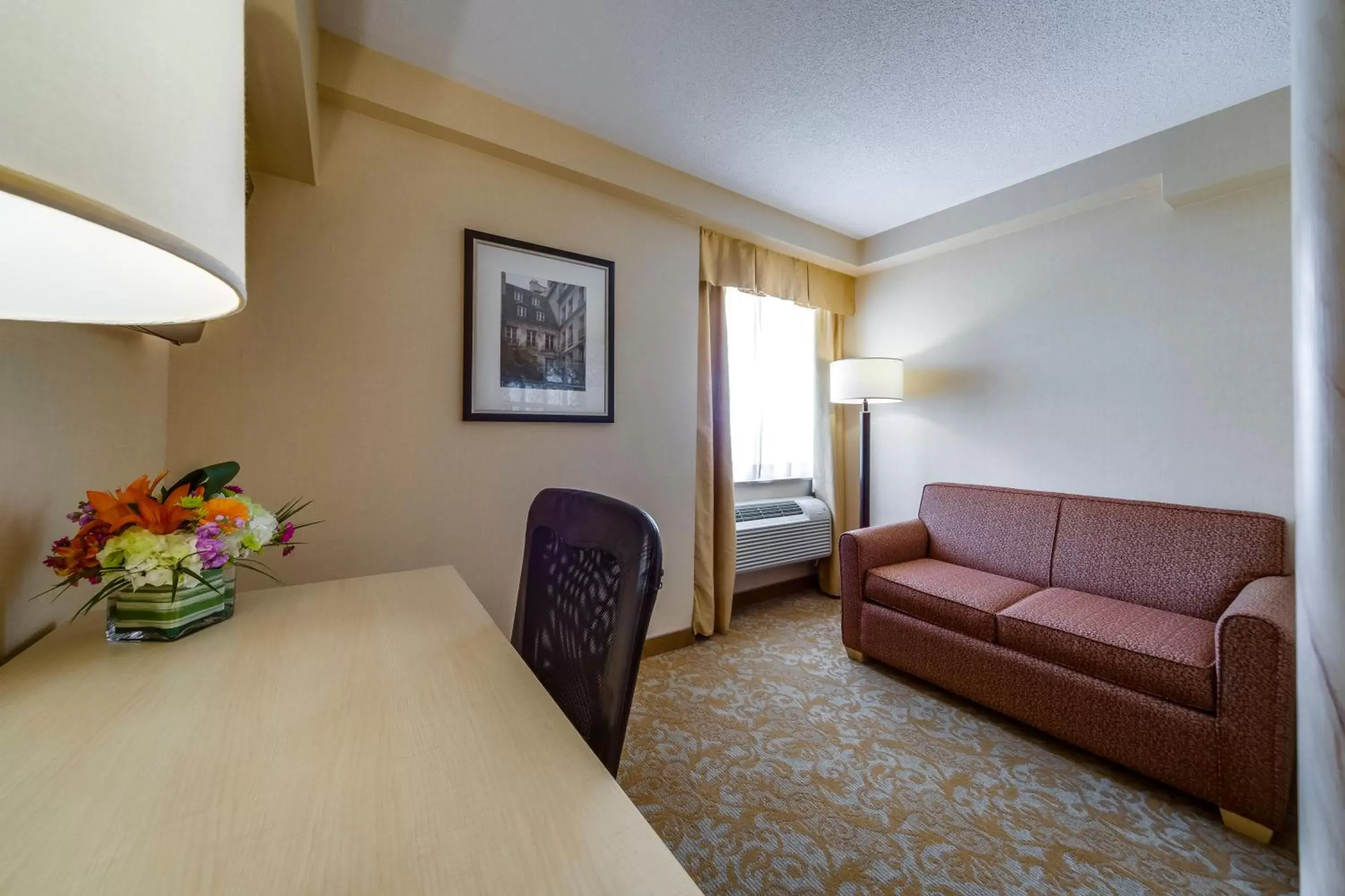 Photo of the whole room, Seating Area in Monte Carlo Inn & Suites Downtown Markham