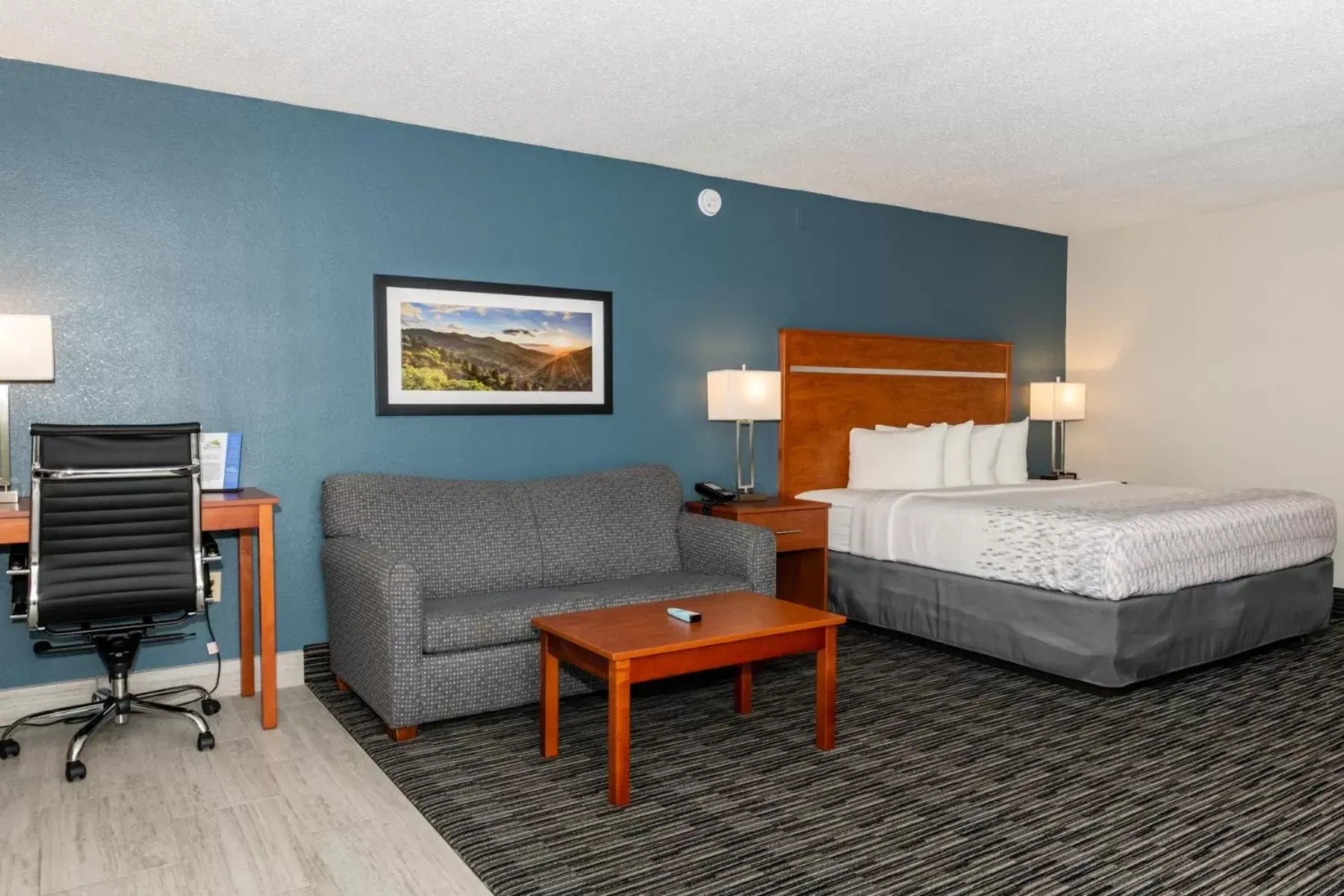 Photo of the whole room, Bed in Twin Mountain Inn & Suites