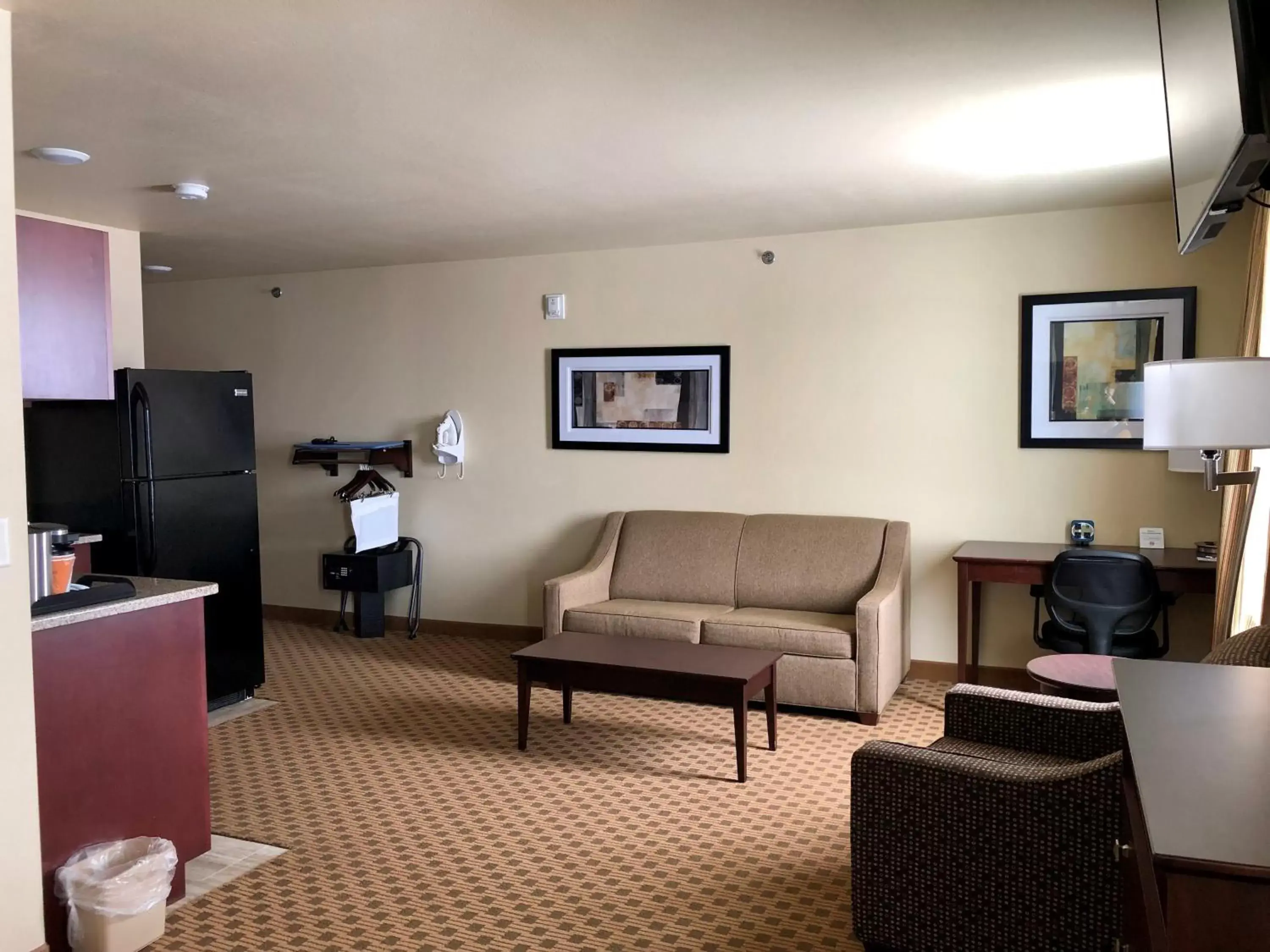 Living room, Seating Area in Cobblestone Hotel & Suites Pulaski/Green Bay