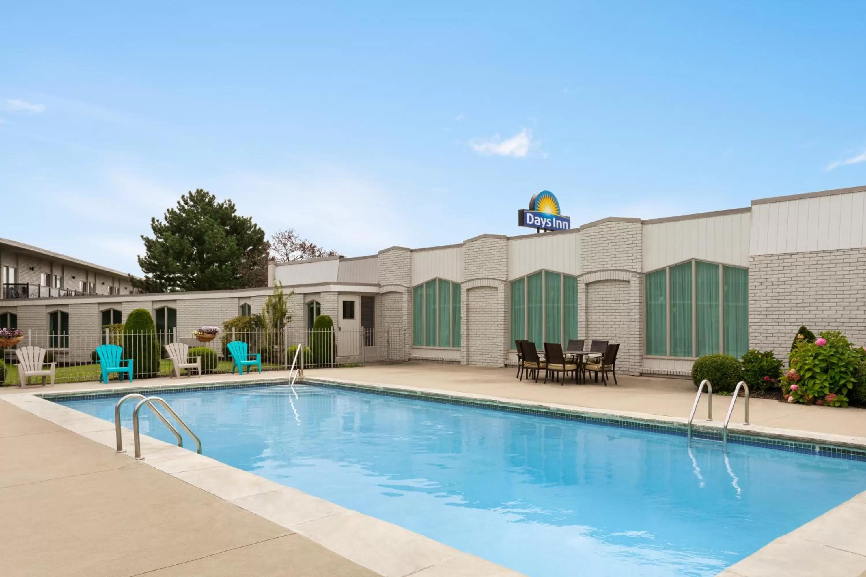 Swimming pool in Days Inn by Wyndham London