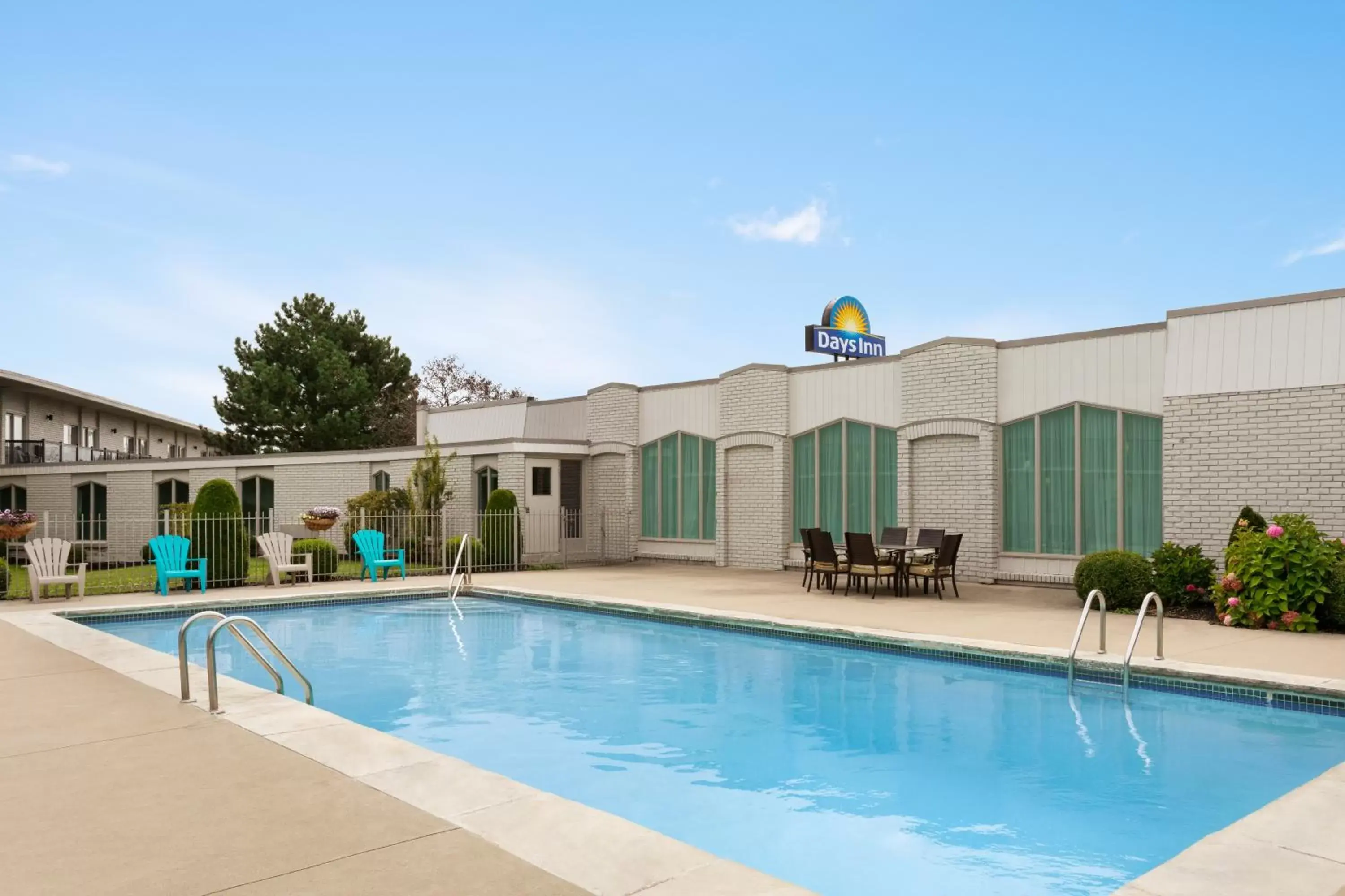 Swimming pool, Property Building in Days Inn by Wyndham London