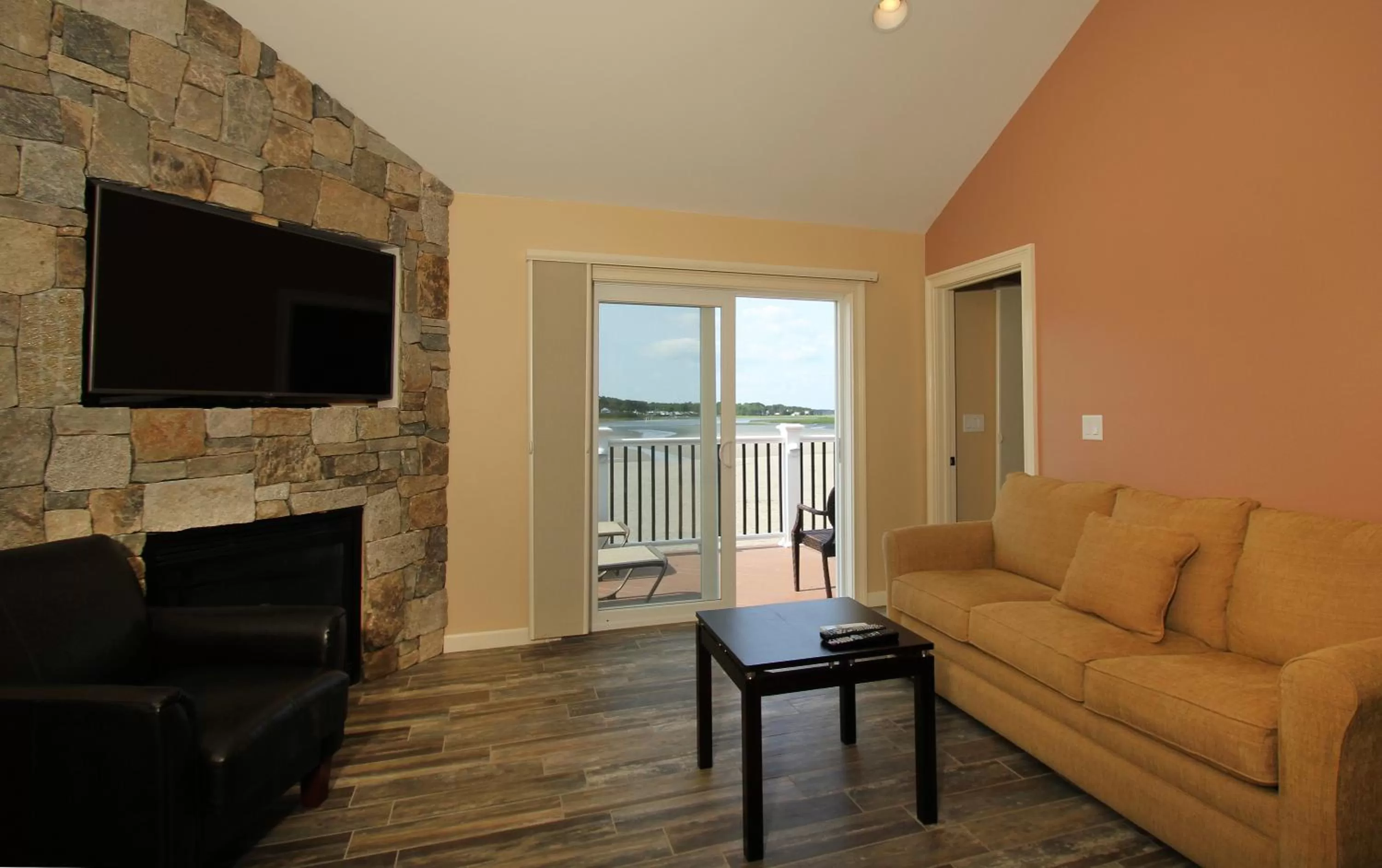 TV and multimedia, Seating Area in Norseman Resort on the Beach