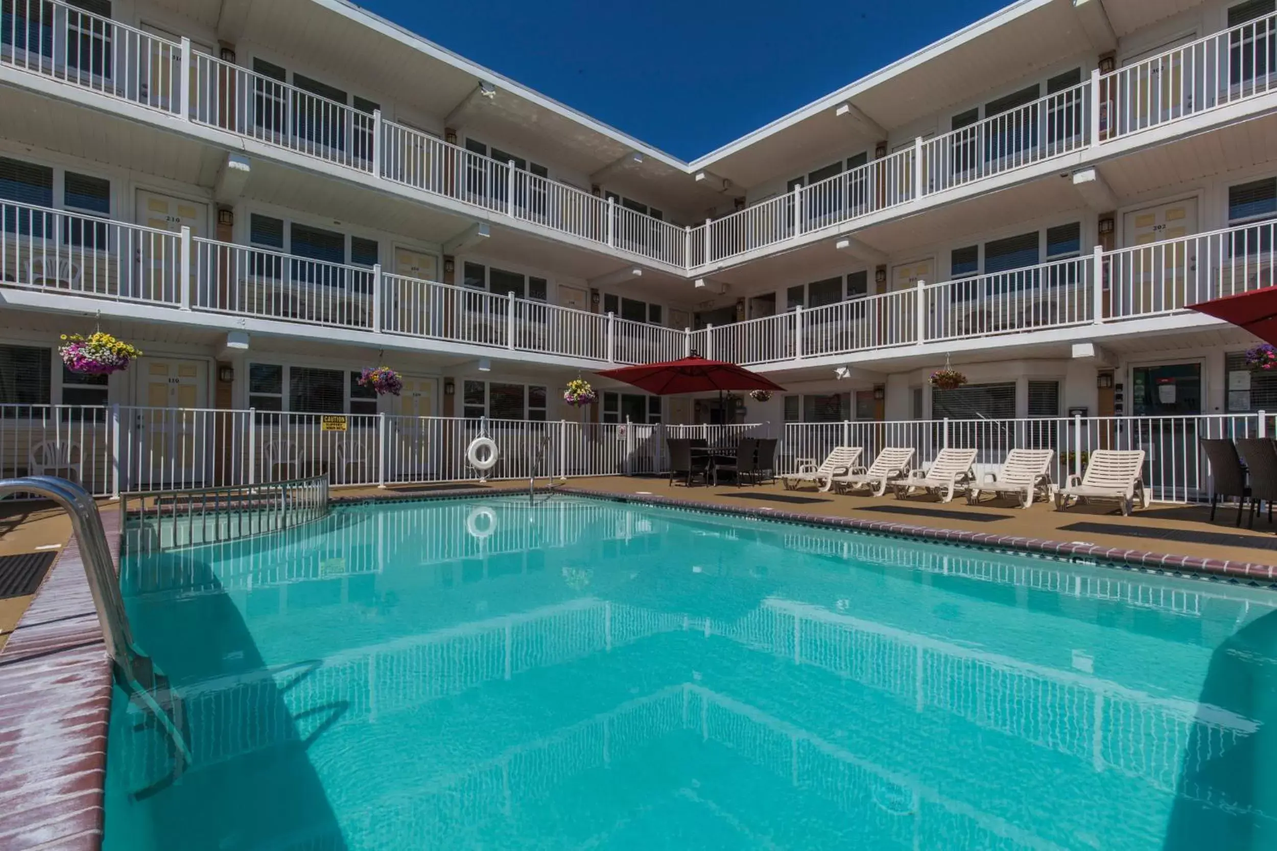 Swimming Pool in Esplanade Suites - A Sundance Vacations Property