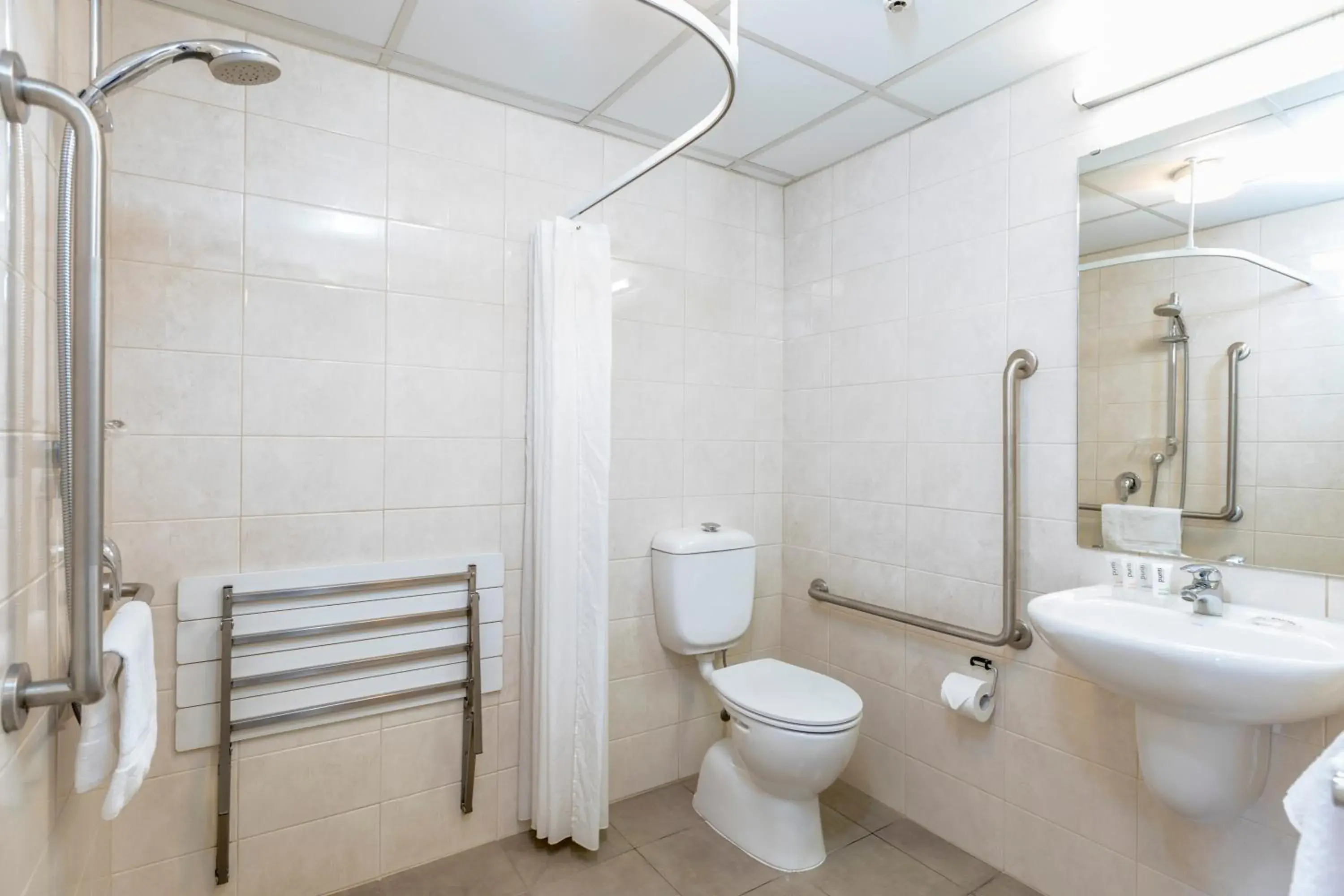 Shower, Bathroom in Quality Suites Central Square