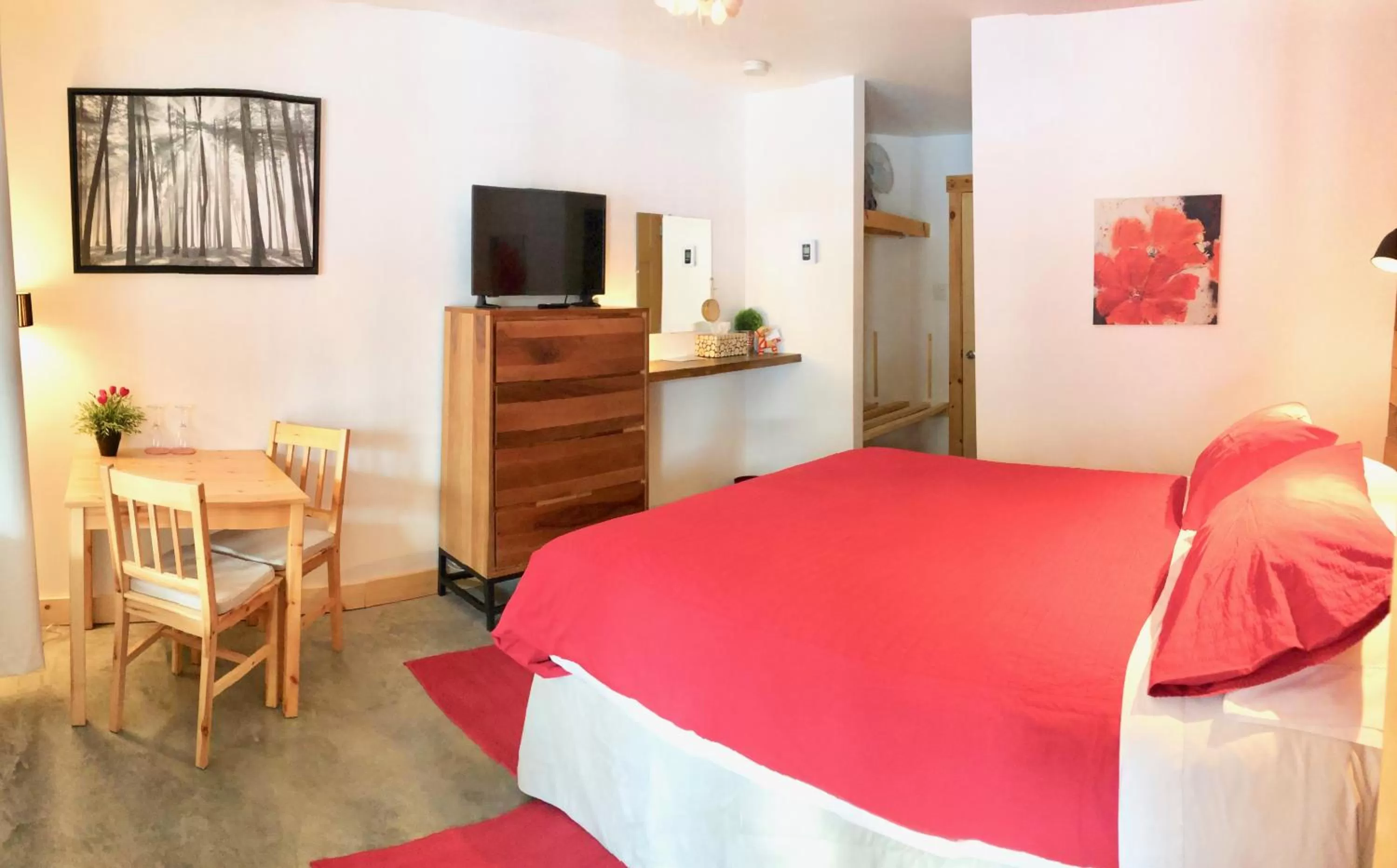 Shower, Bed in Le Domaine du Lac Saint Charles