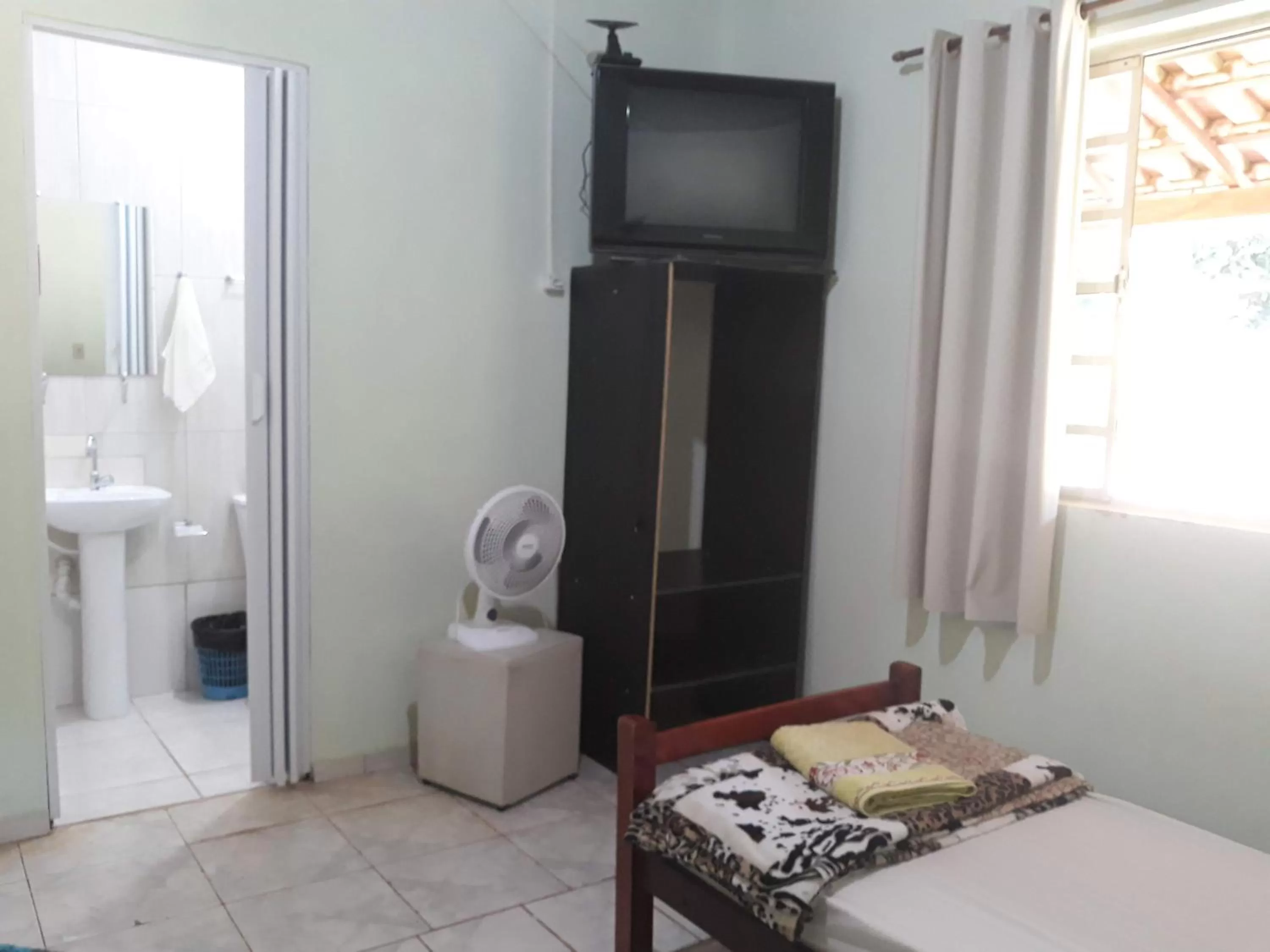 Bed, TV/Entertainment Center in Pousada do Ribeirão