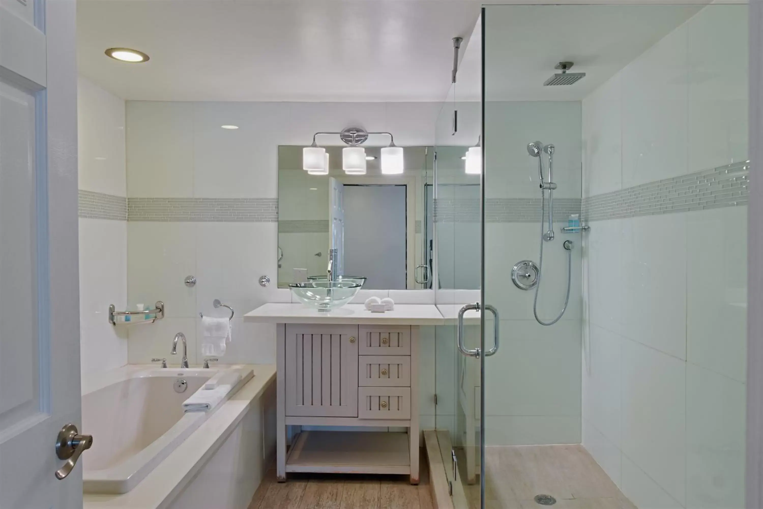 Shower, Bathroom in Hotel Ocean