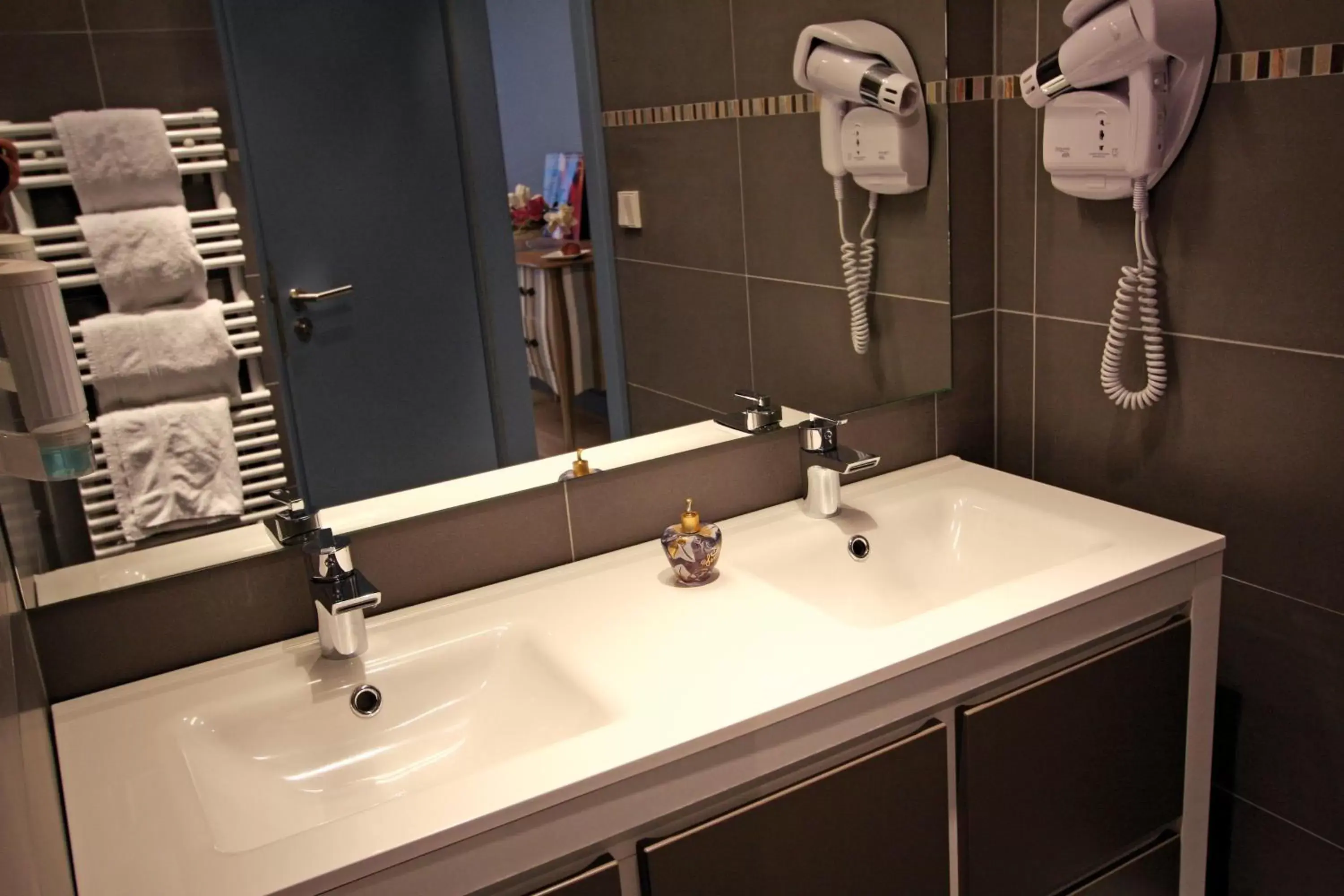 Bathroom in Le Kléber Hôtel