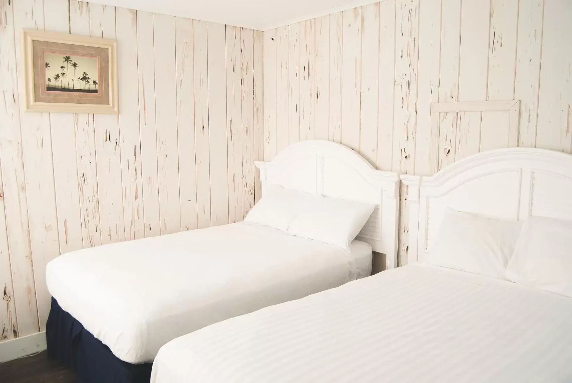 Bedroom, Bed in Surf Club Oceanfront Hotel
