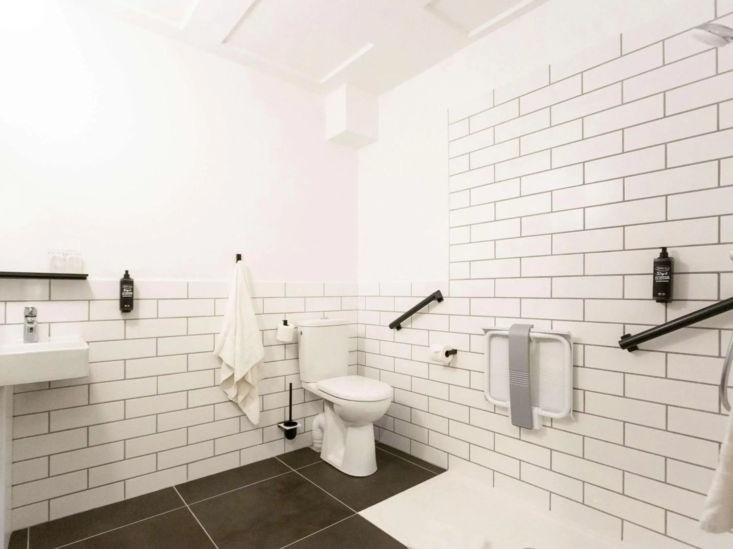 Bathroom in Ibis Centre Millau