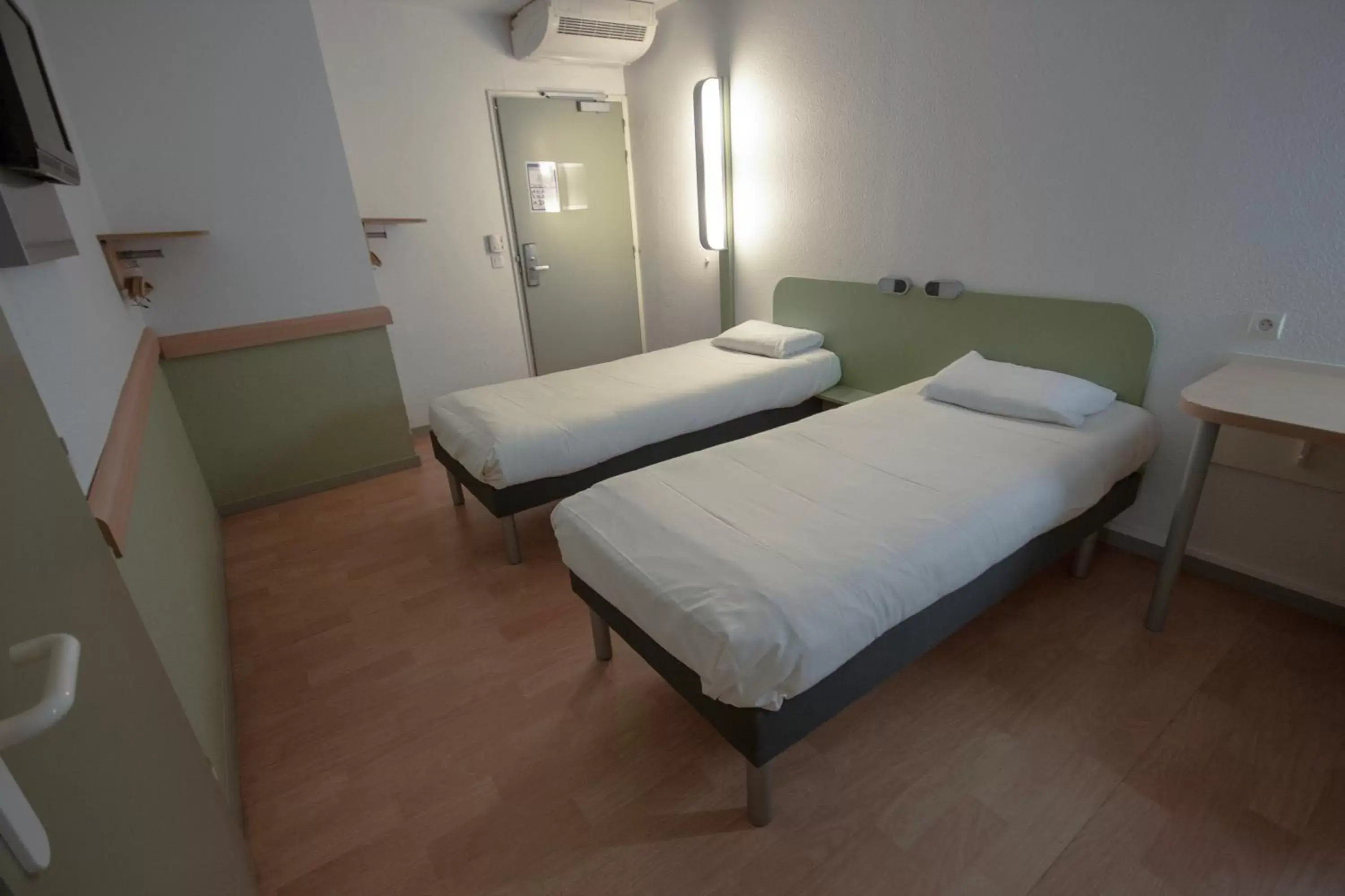 Bedroom, Bed in ibis budget Bordeaux Sud