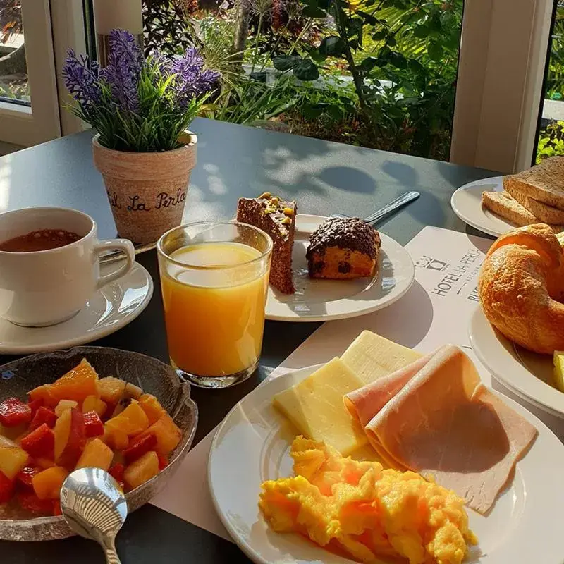 Breakfast in Hotel La Perla