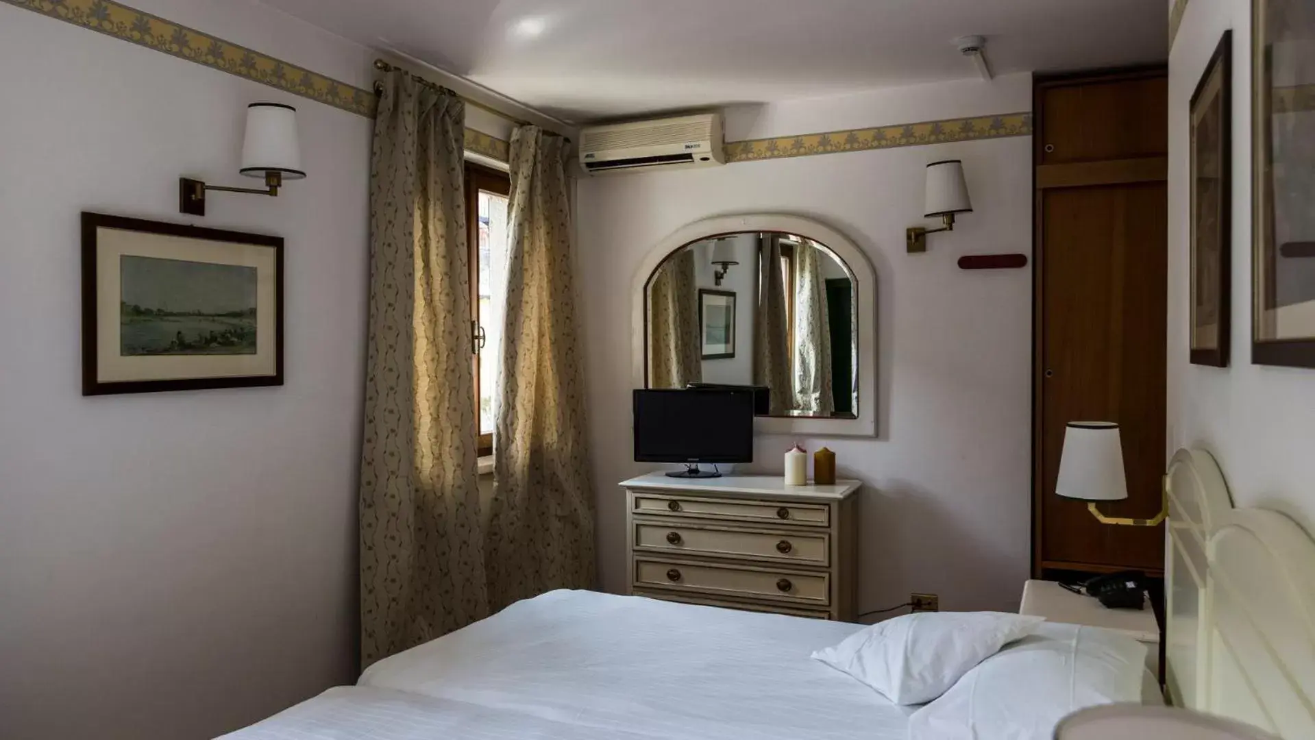 Photo of the whole room, Bed in La Caletta Hotel Bolognese